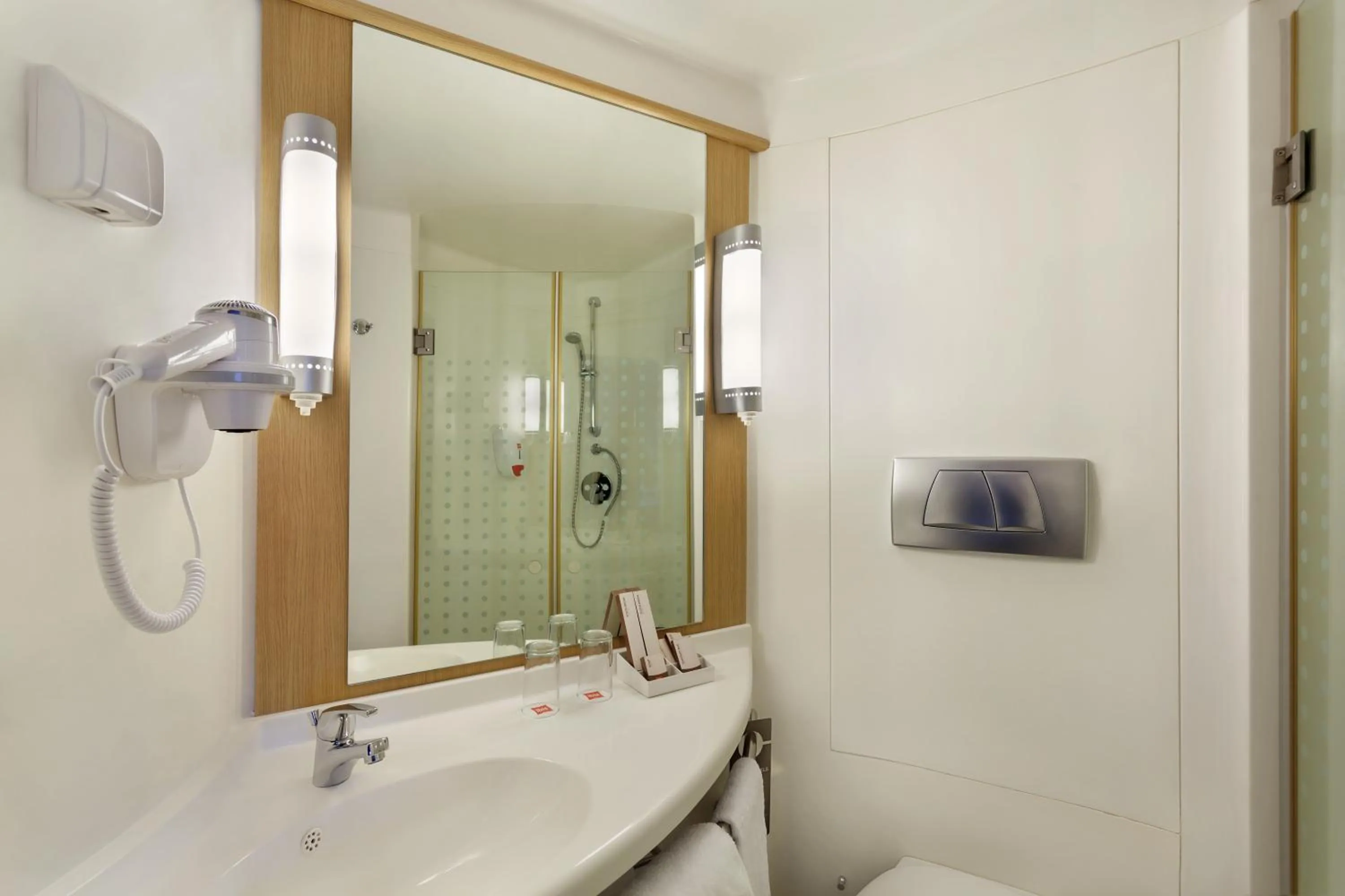 Toilet in ibis Yogyakarta Adi Sucipto