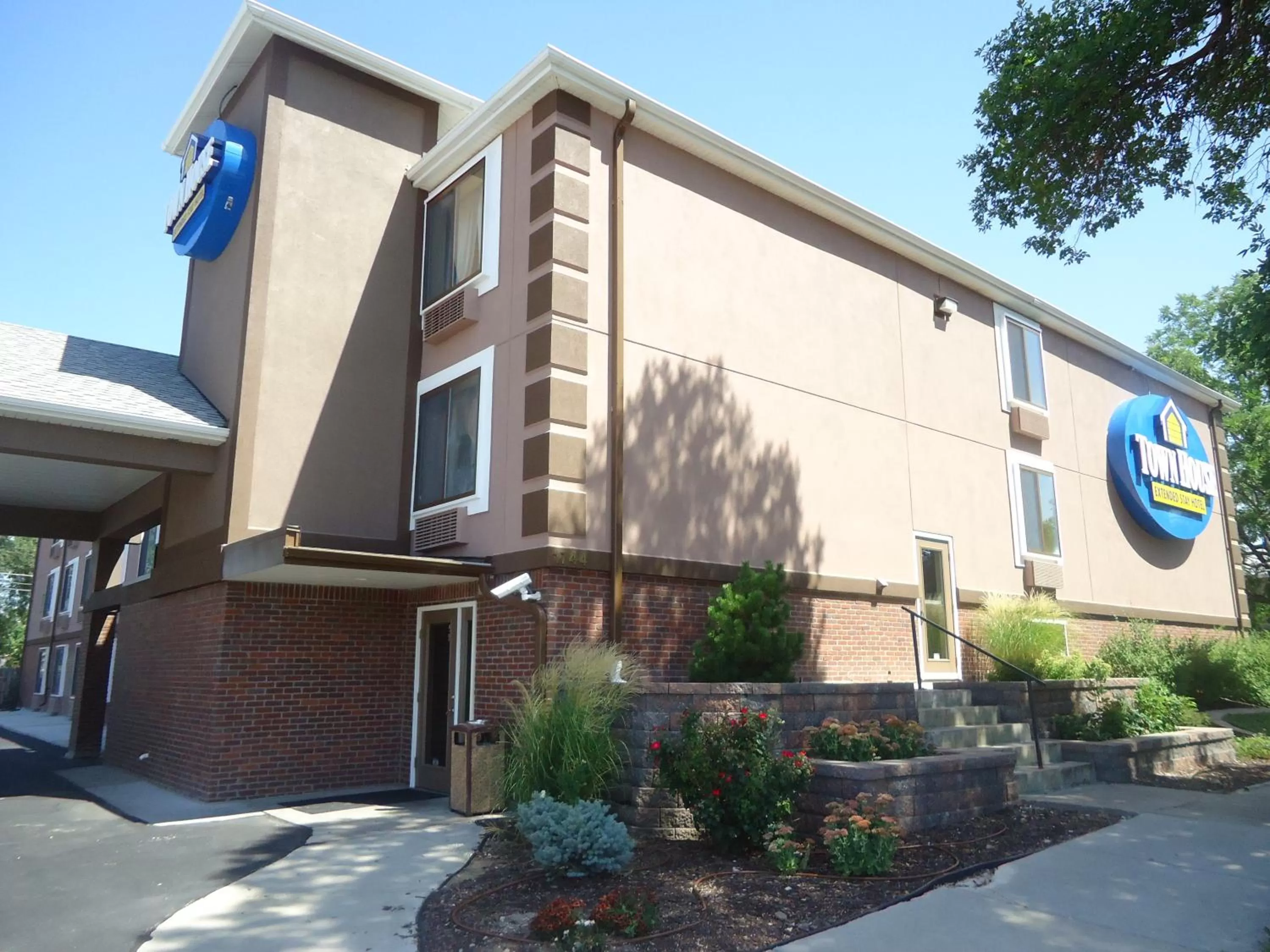 Property building in TownHouse Extended Stay Hotel Downtown