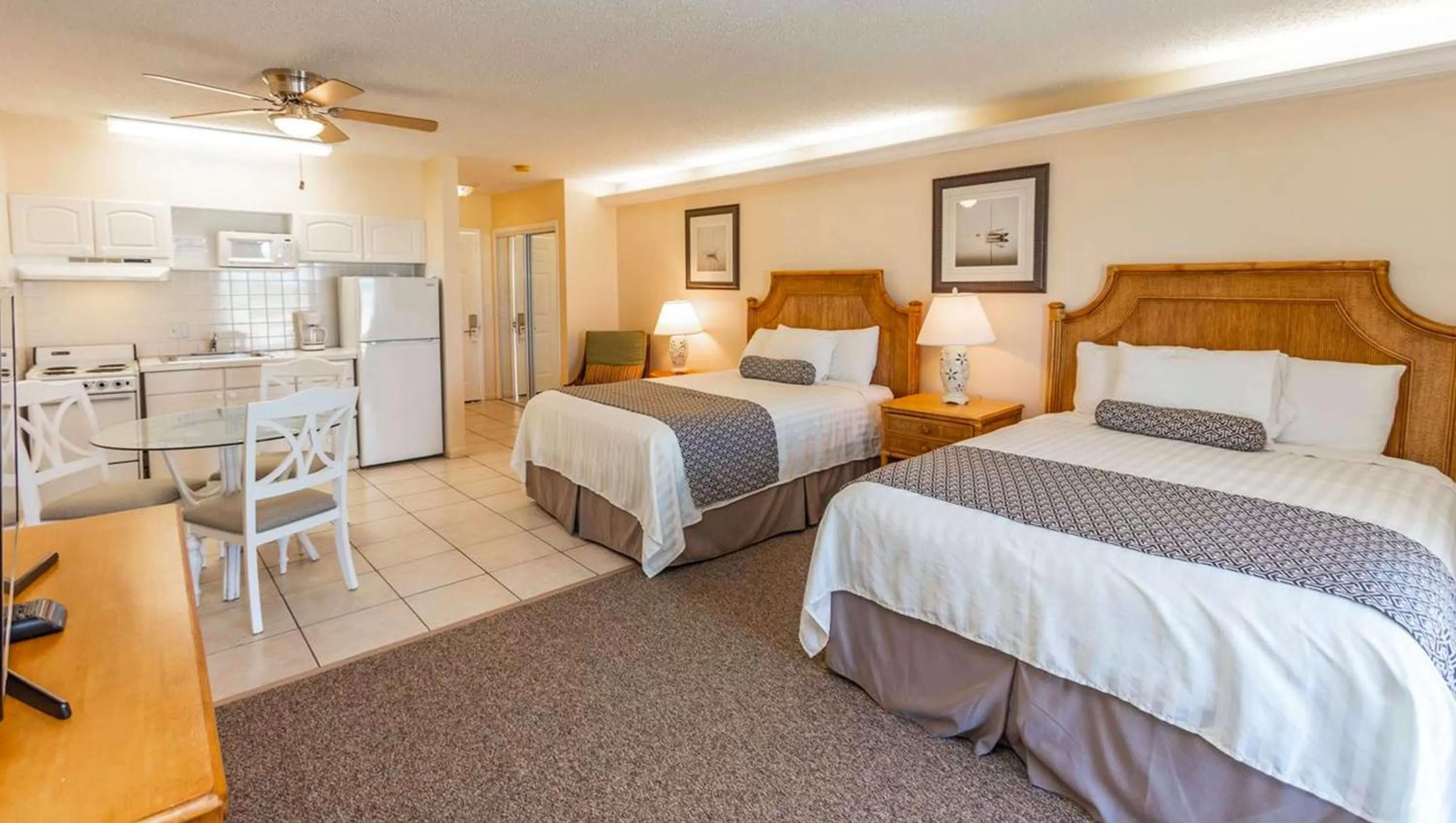Photo of the whole room, Bed in Belleair Beach Resort Motel