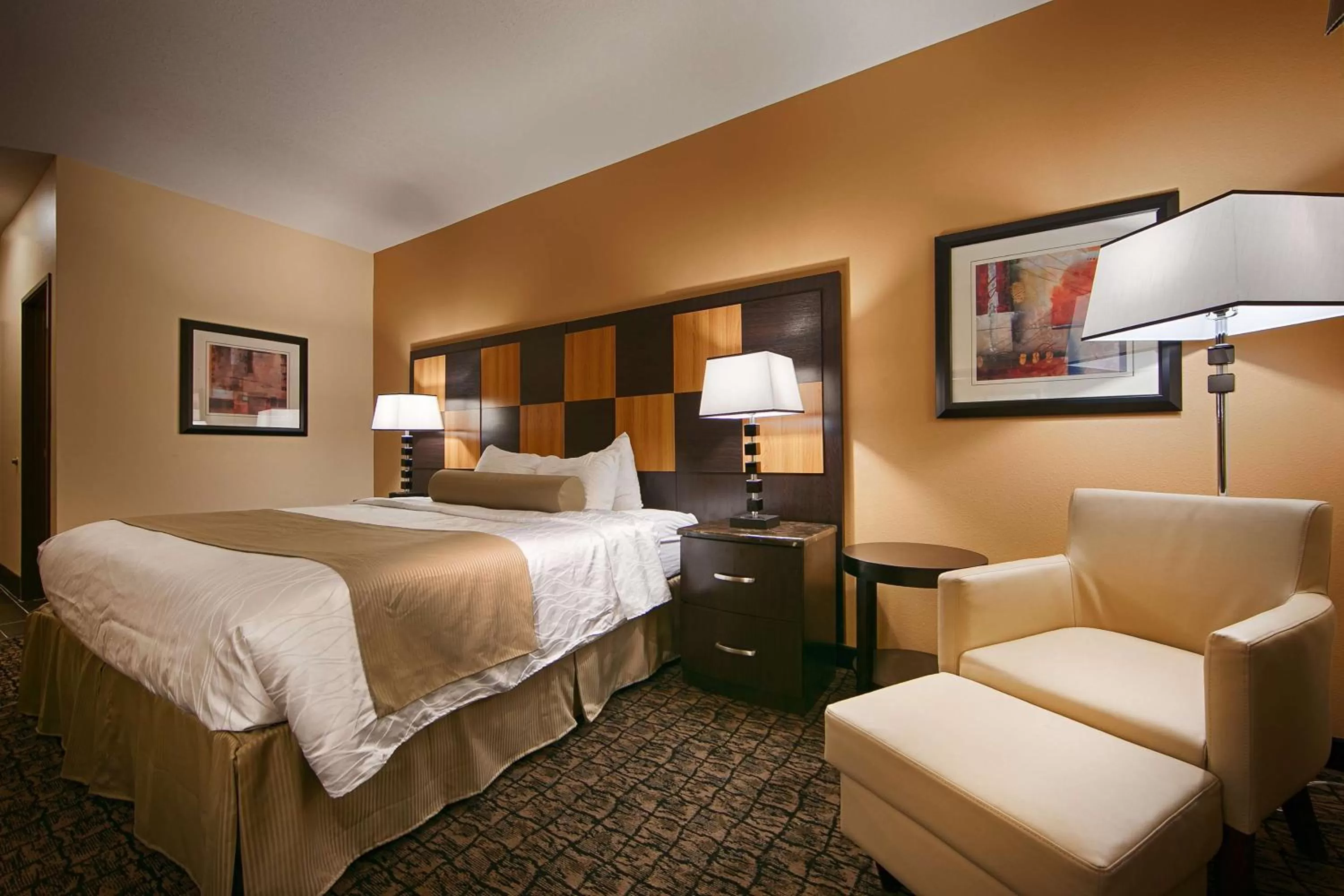 Photo of the whole room, Bed in Best Western Plus - Wendover Inn