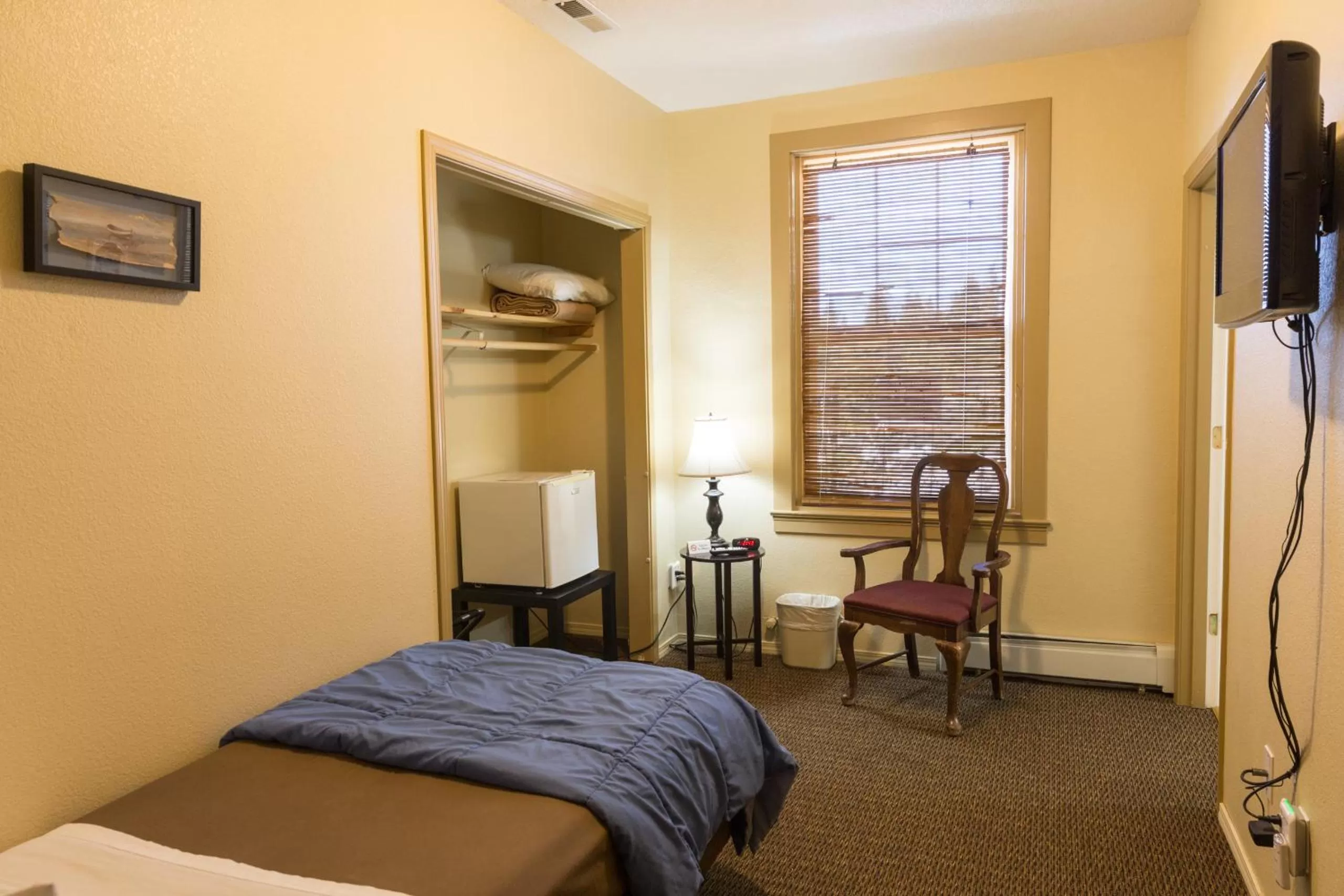 Photo of the whole room in Hotel Cathlamet