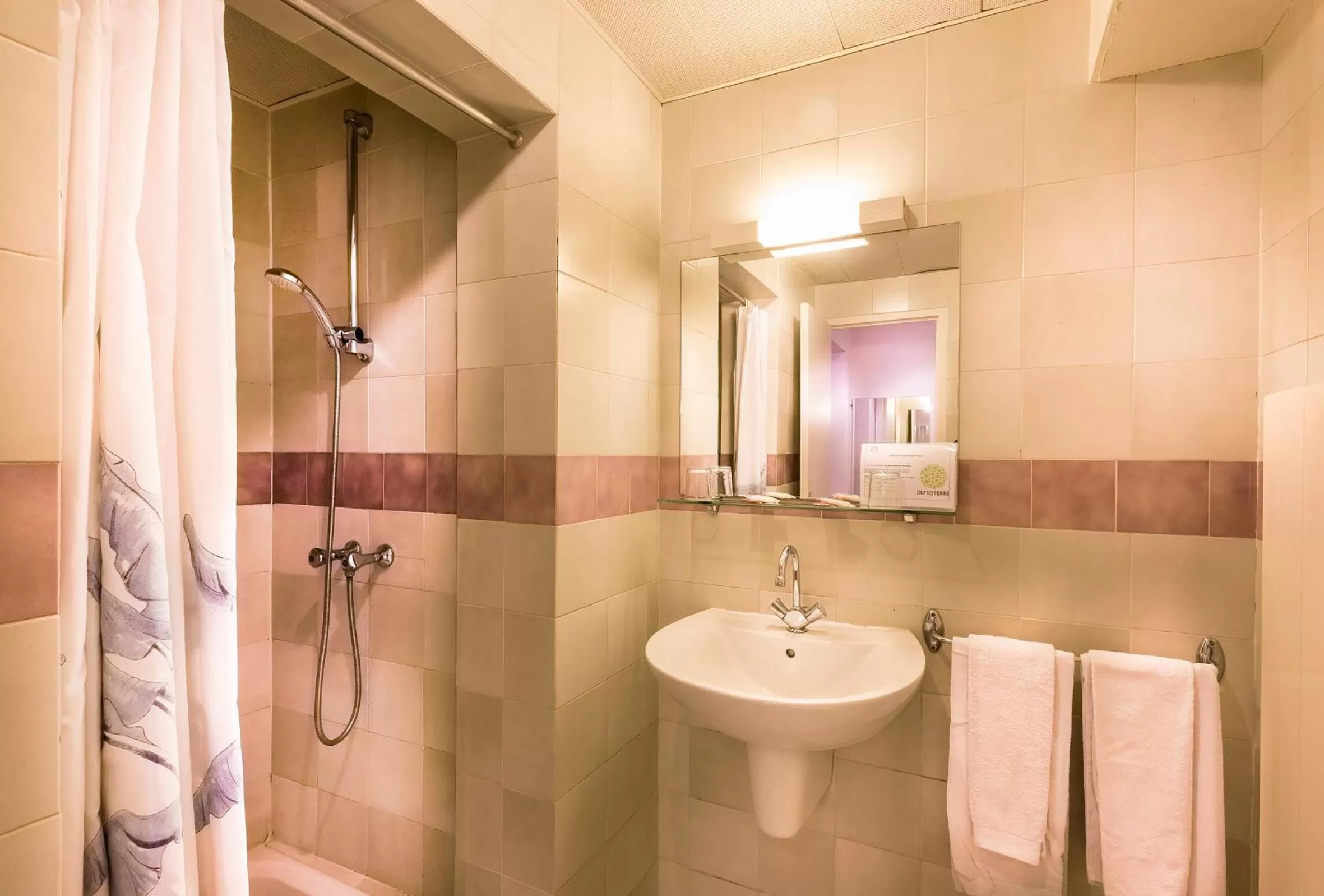 People in Hotel Le Clos d'Alésia