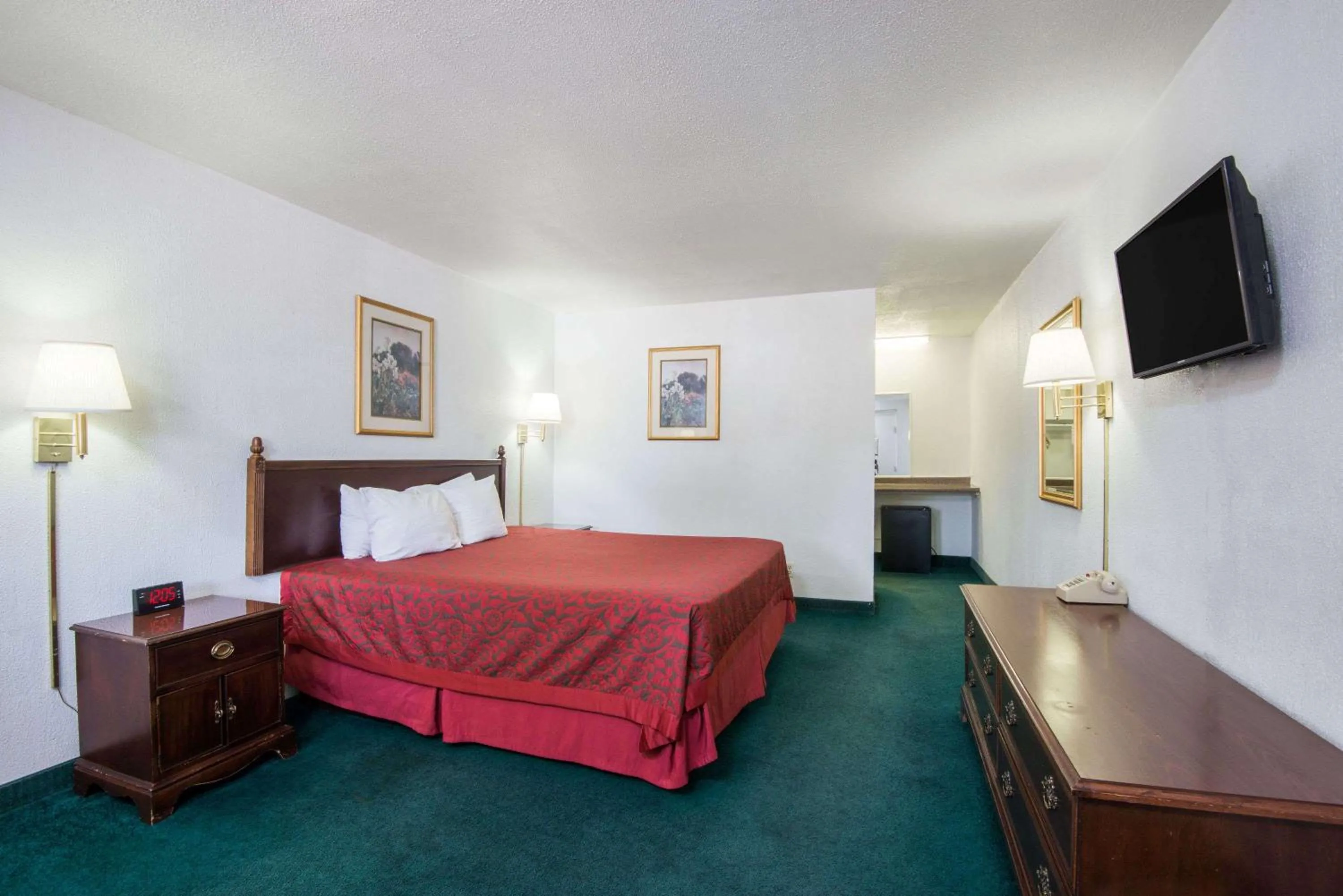 Photo of the whole room, Bed in Days Inn by Wyndham Gallup
