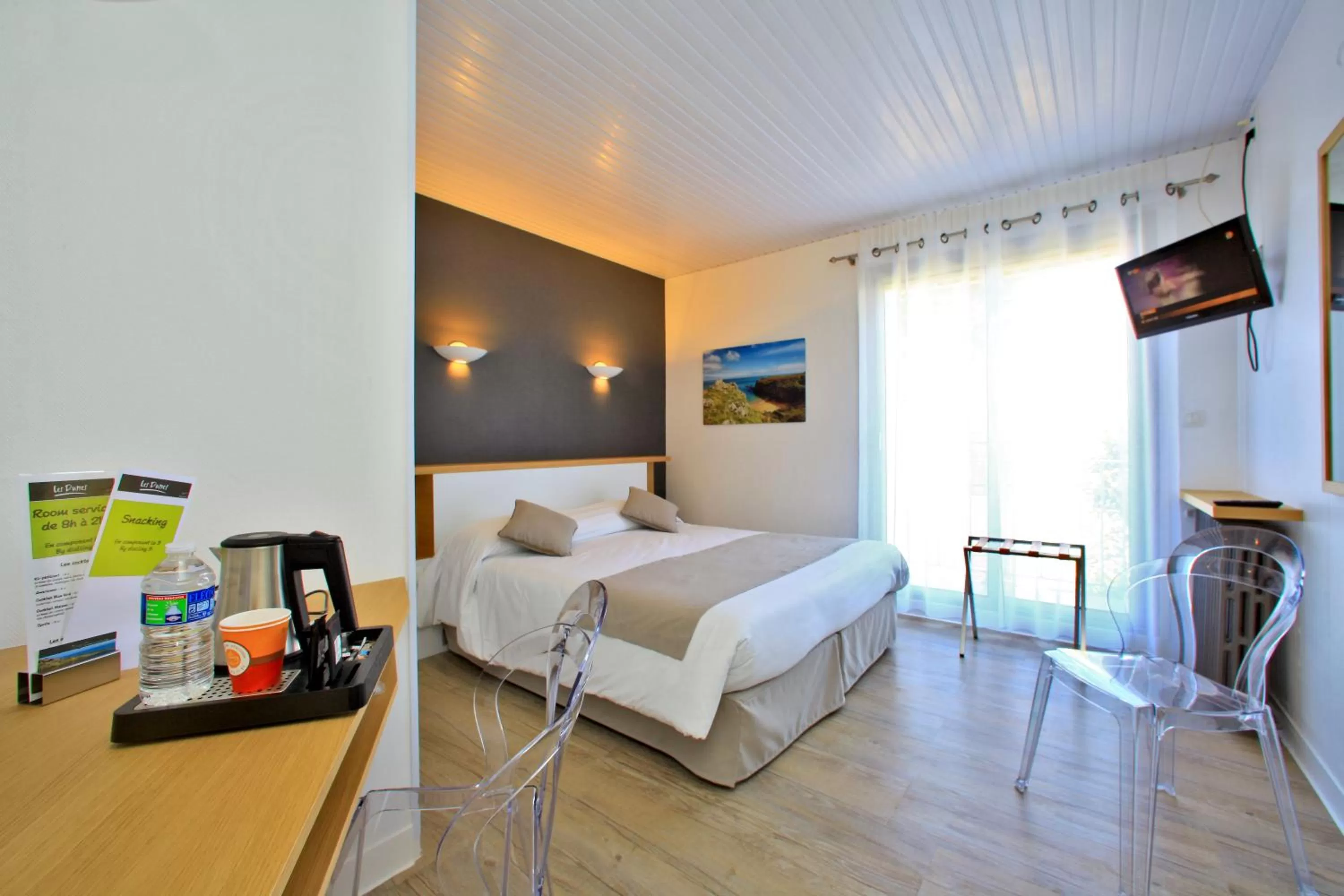 Bed in Hotel Les Dunes