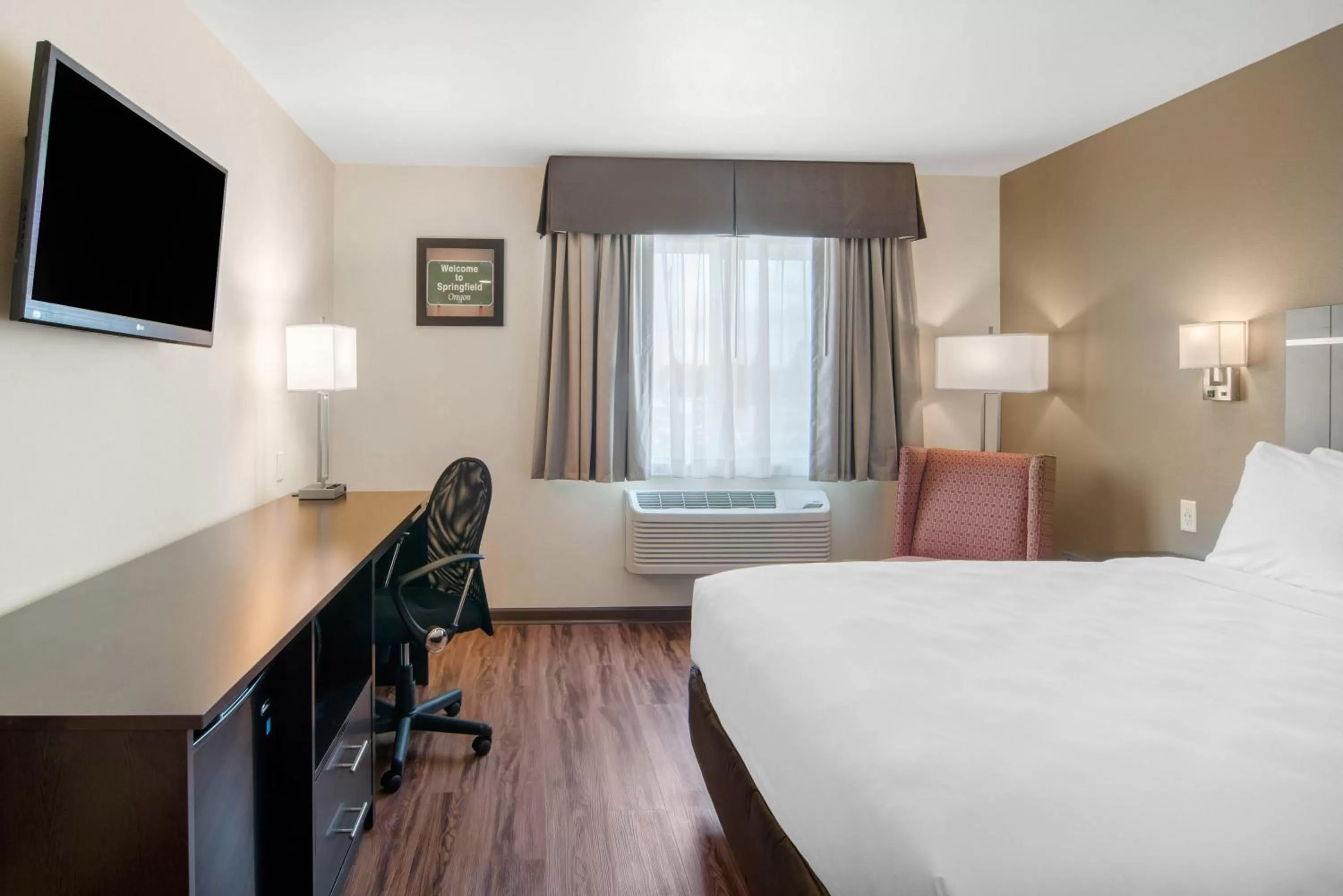 Photo of the whole room, Bed in Econo Lodge Inn & Suites Springfield Main Street