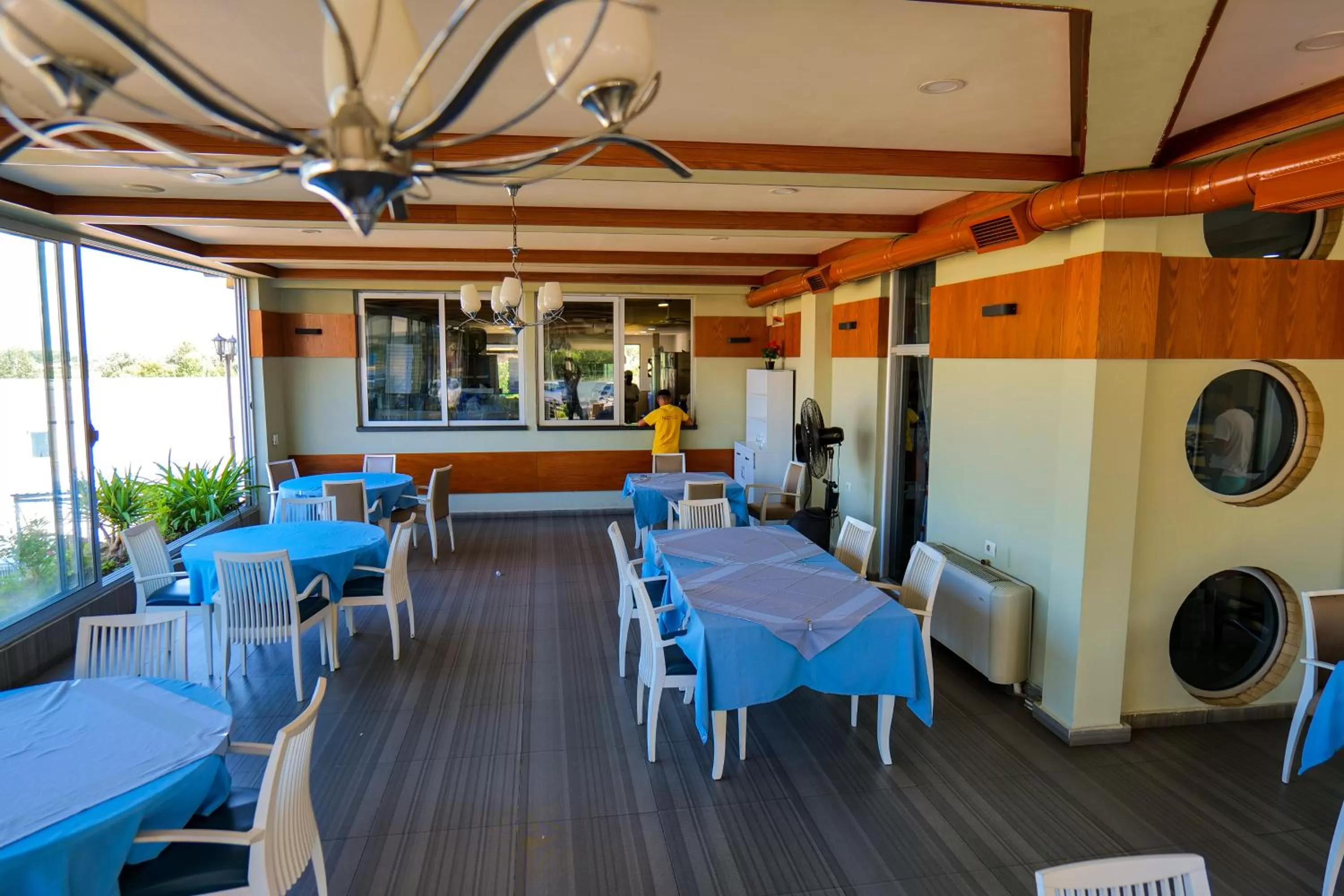 Restaurant/places to eat in LORD Hotel