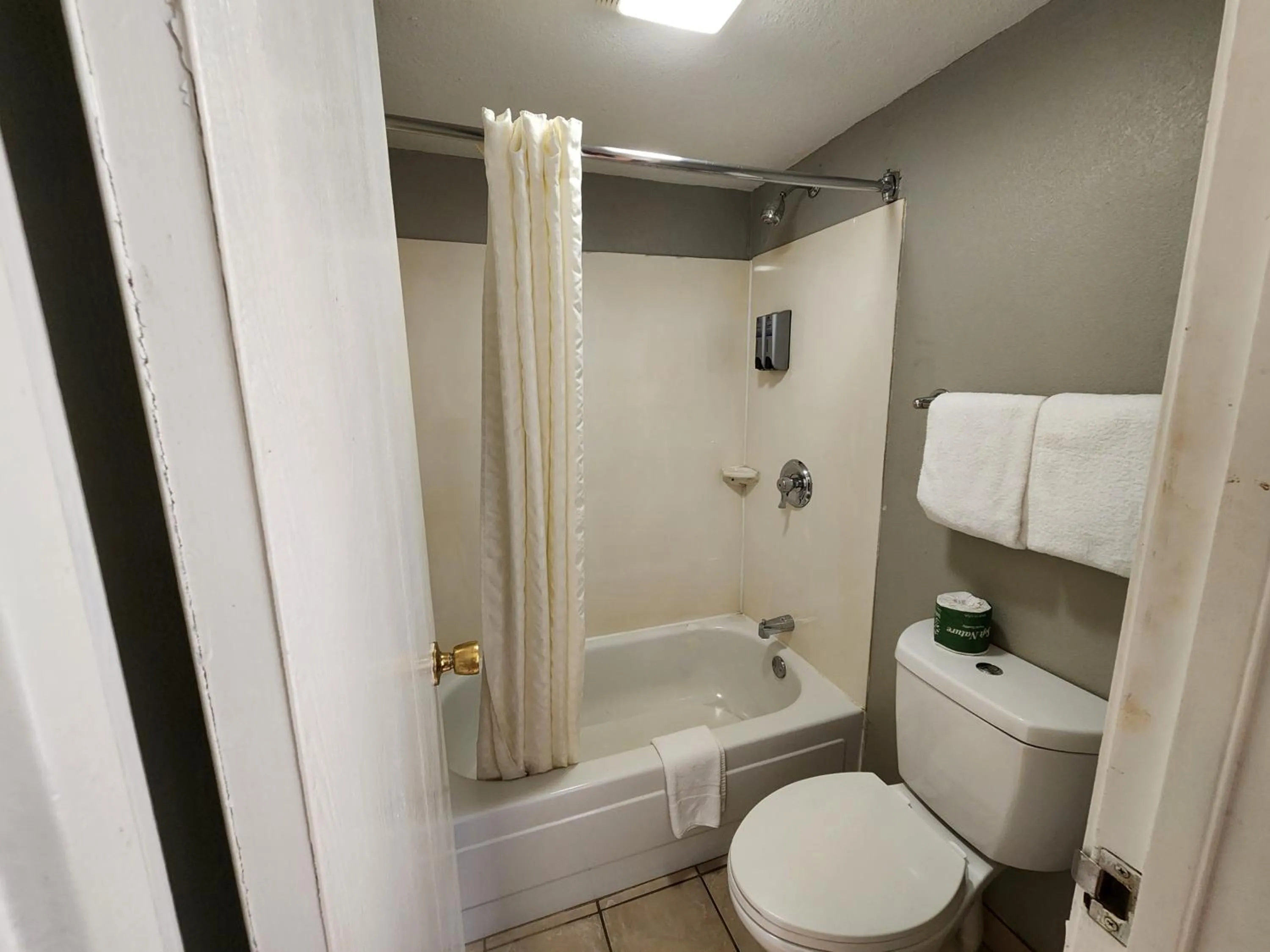 Shower in Americas Best Value Inn and Suites Little Rock