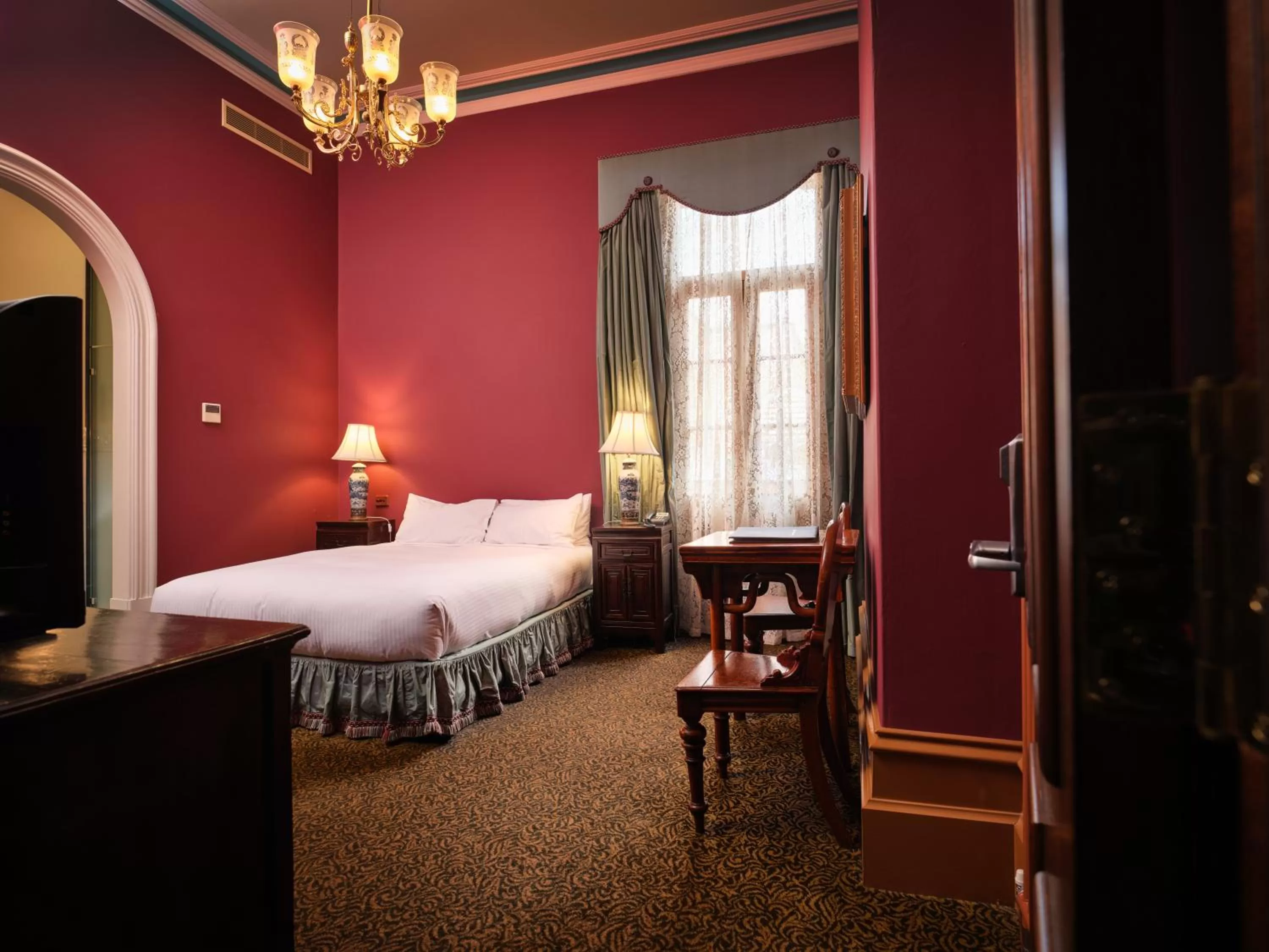 Bed in Craig's Royal Hotel