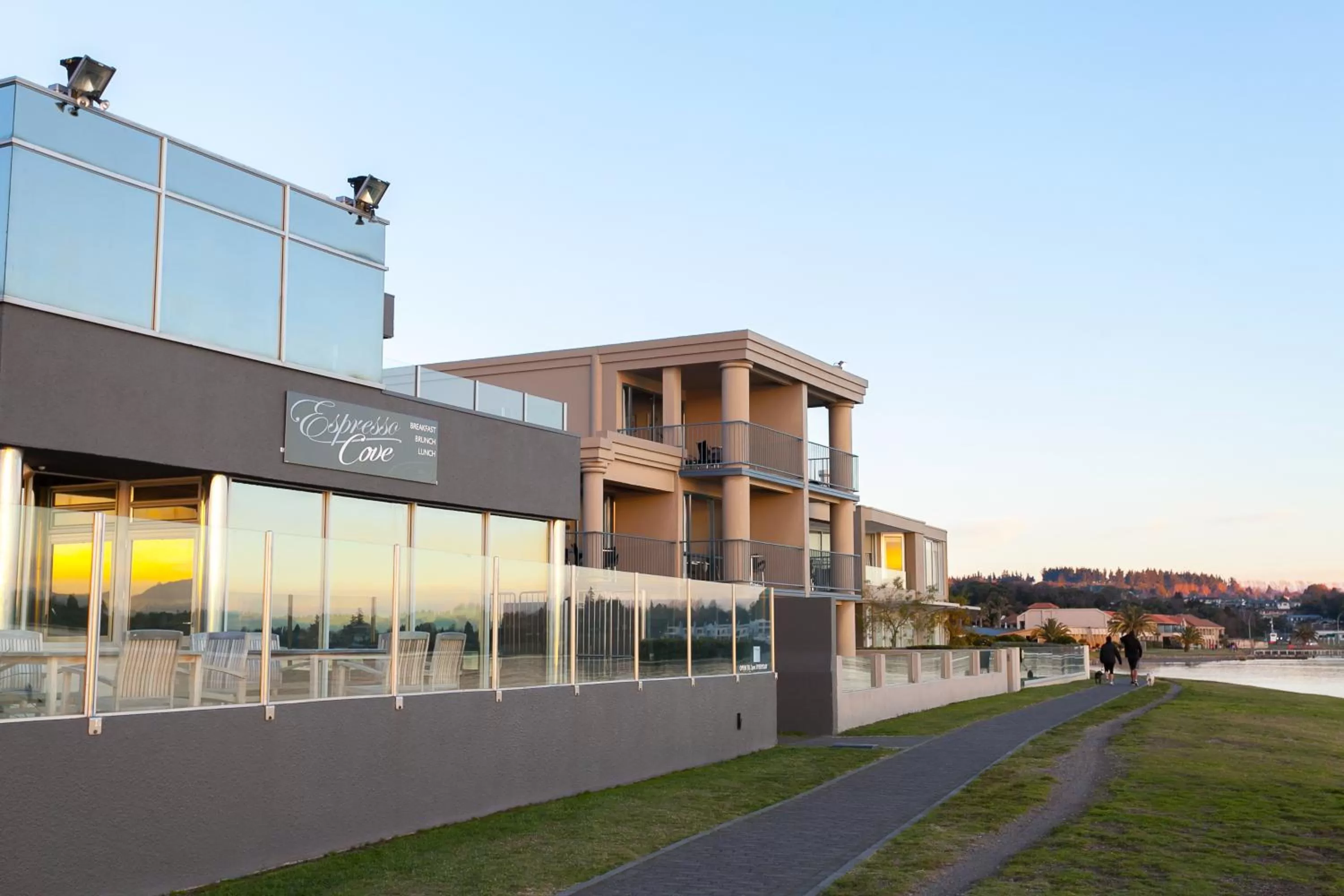 Restaurant/places to eat in Boulevard Waters