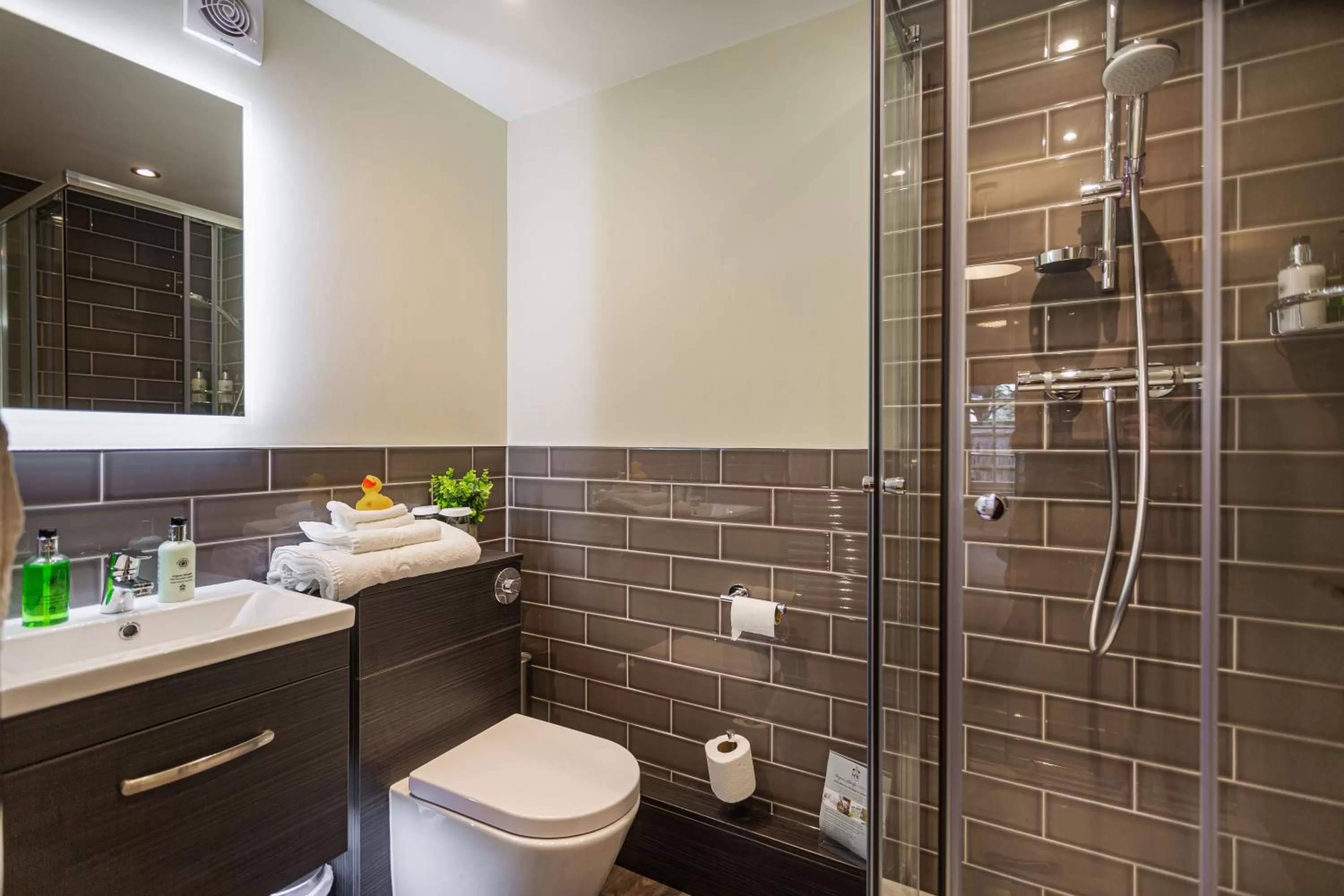 Bathroom in The George Hotel, Amesbury, Wiltshire - The Coaching Inn Group