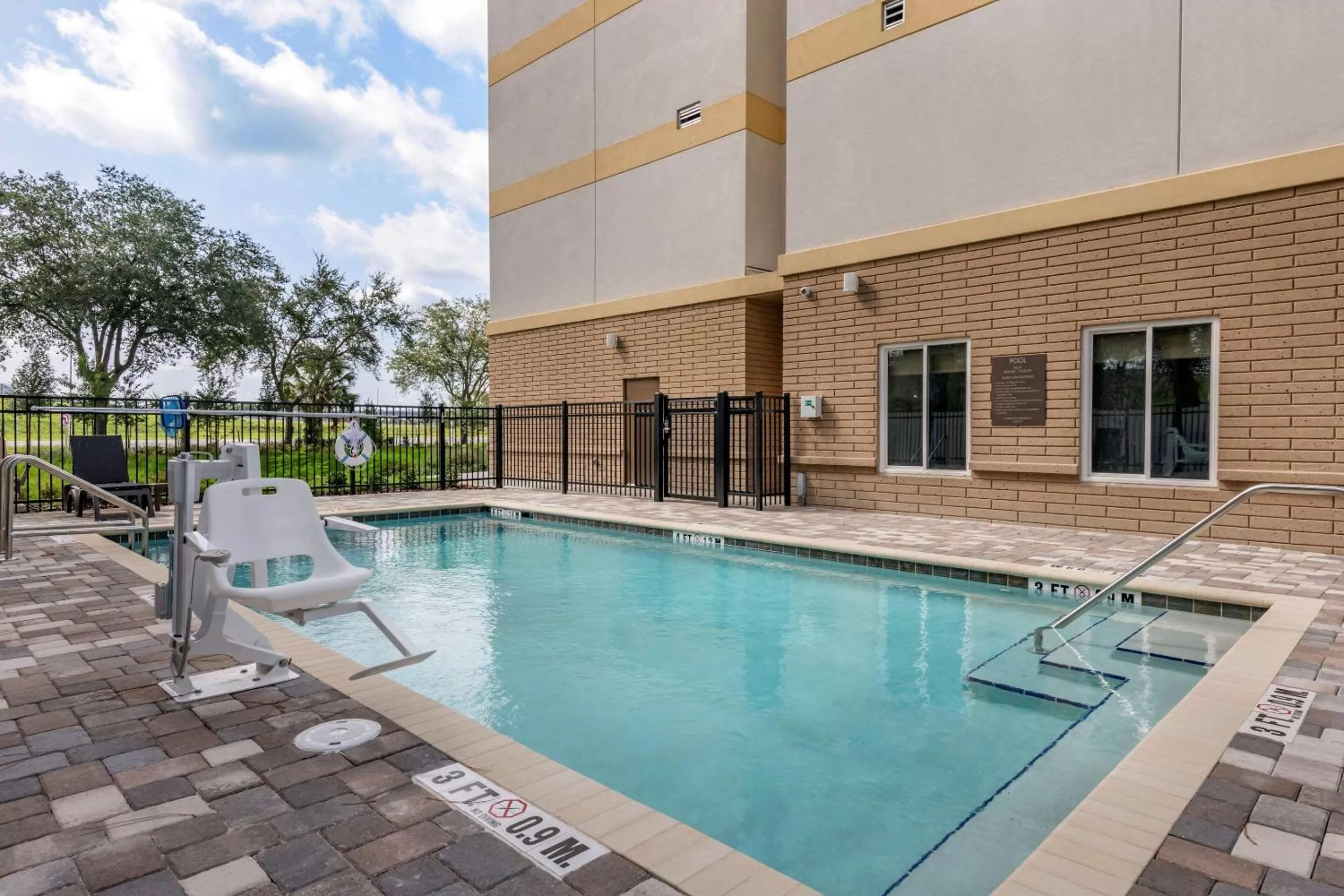 Swimming pool in Comfort Suites Daytona Beach-Speedway