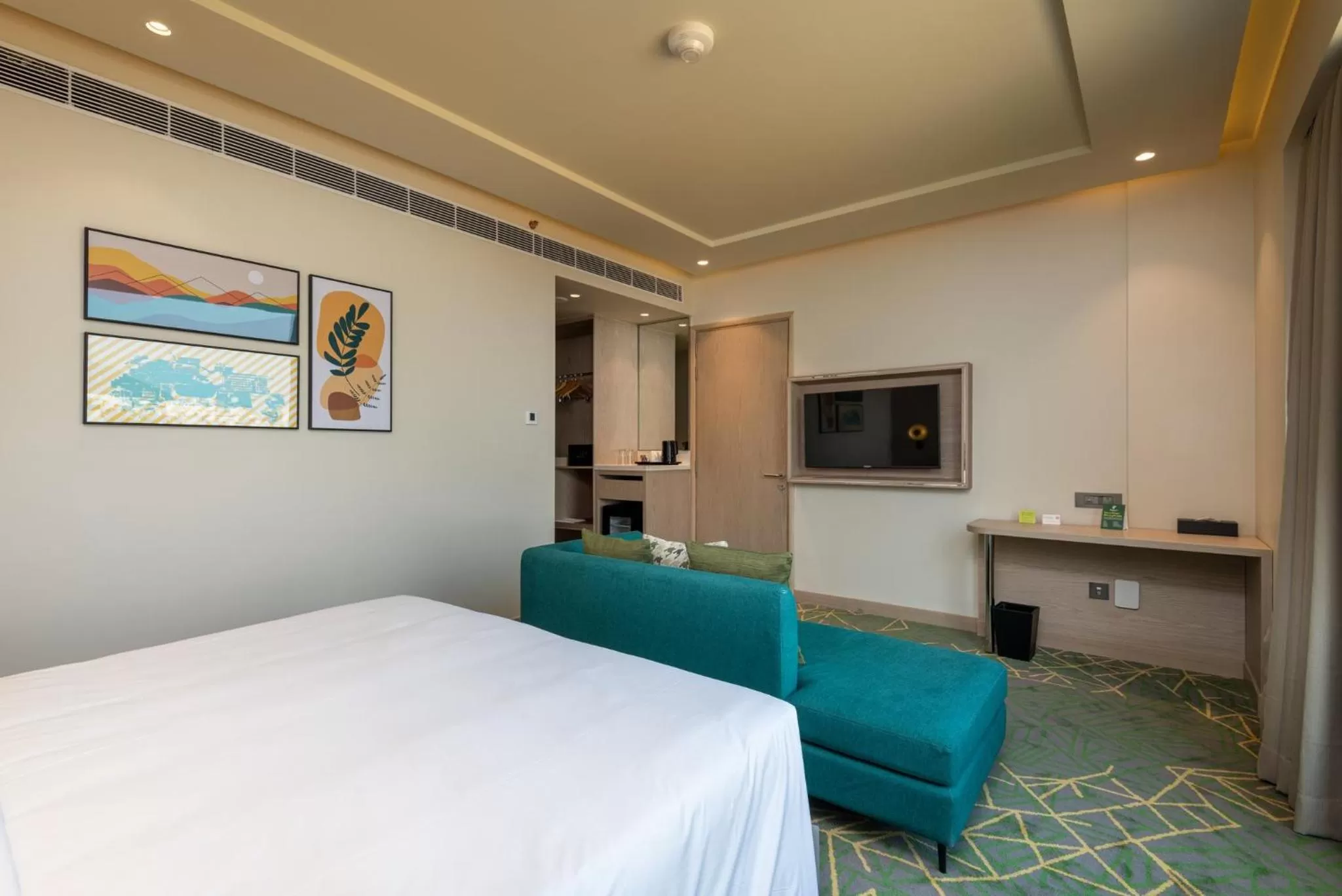 Photo of the whole room, Bed in Holiday Inn Katra Vaishno Devi by IHG