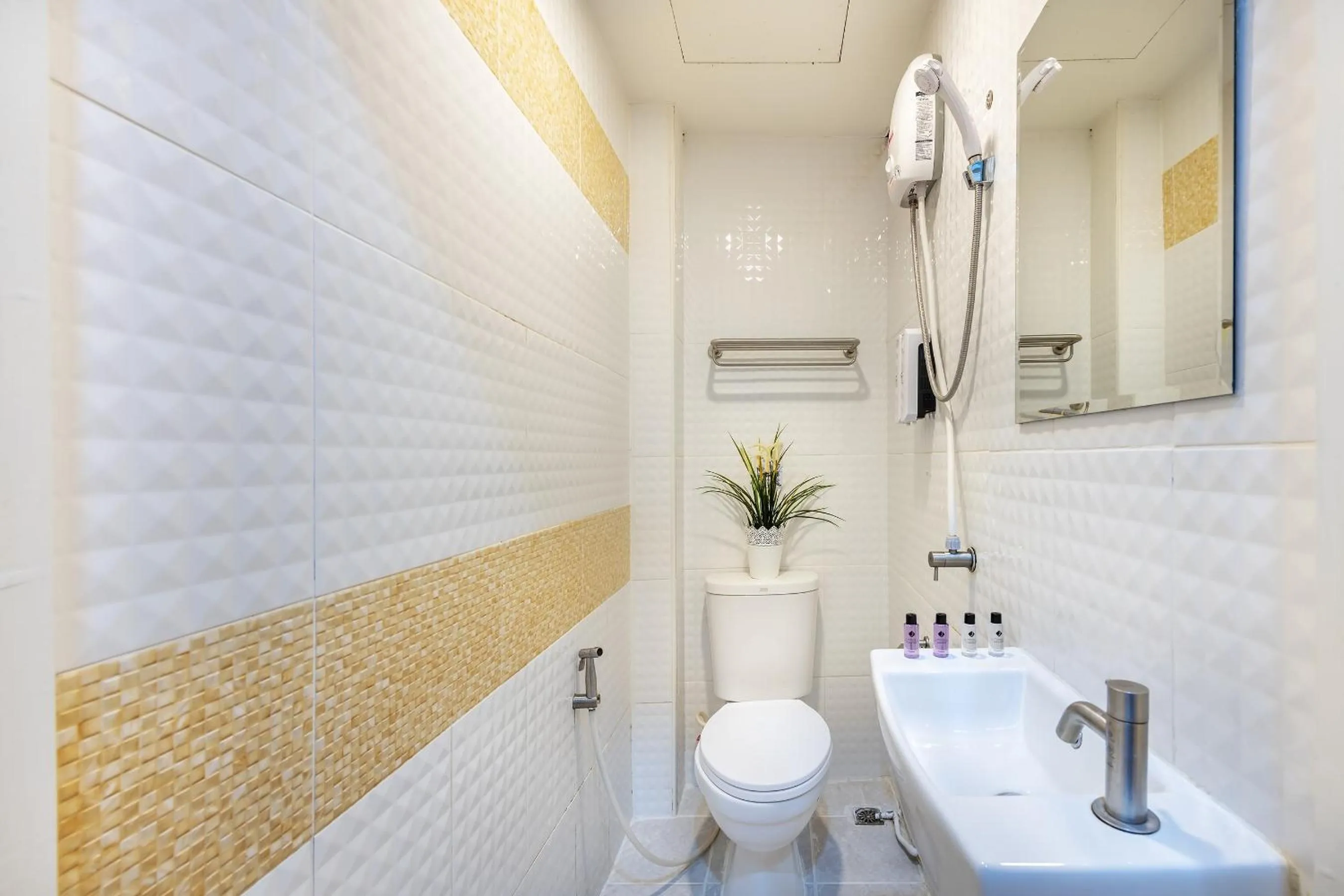 Bathroom in De Lavender Bangkok Hotel