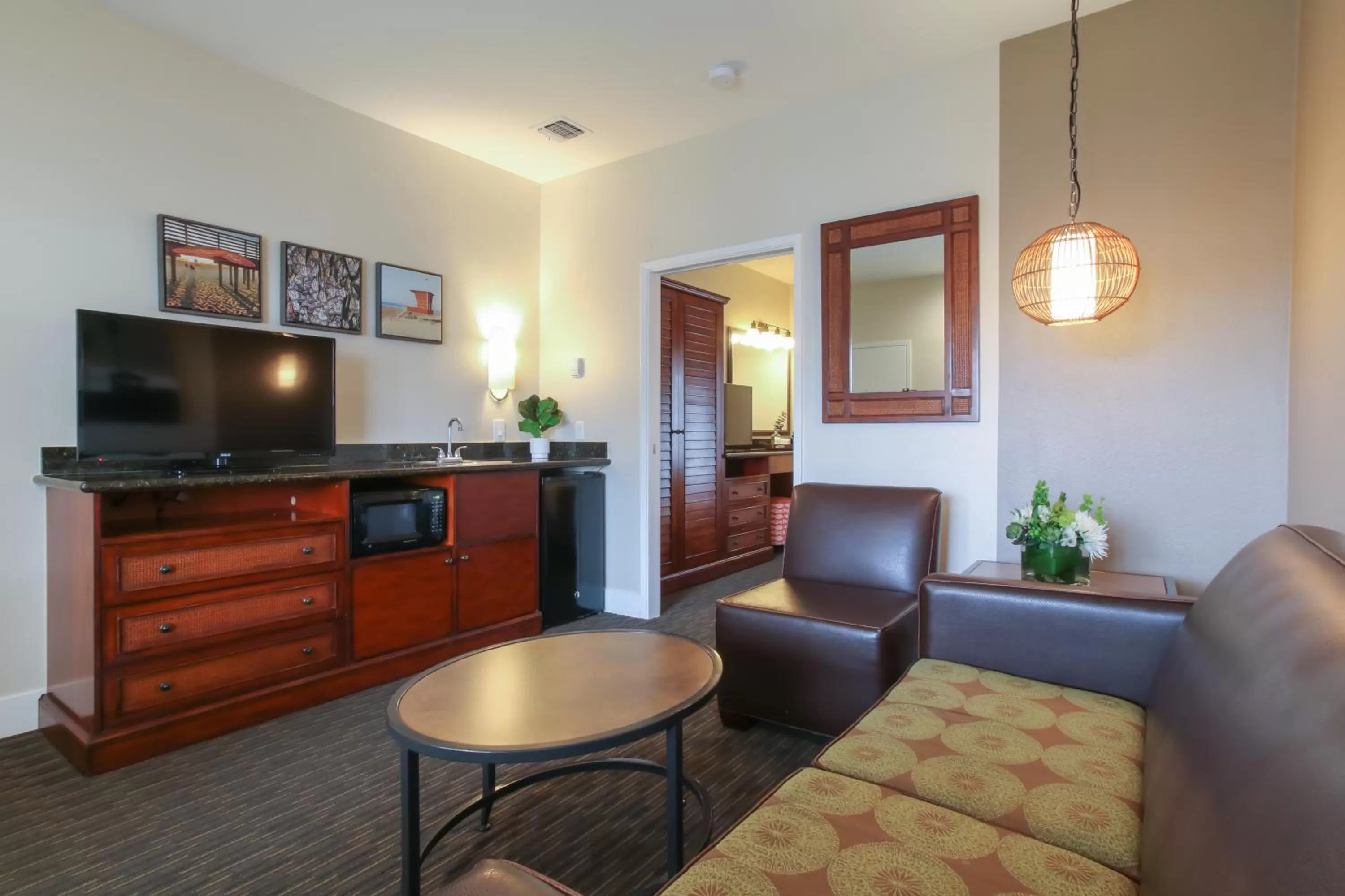 Living room in Oxford Suites Pismo Beach