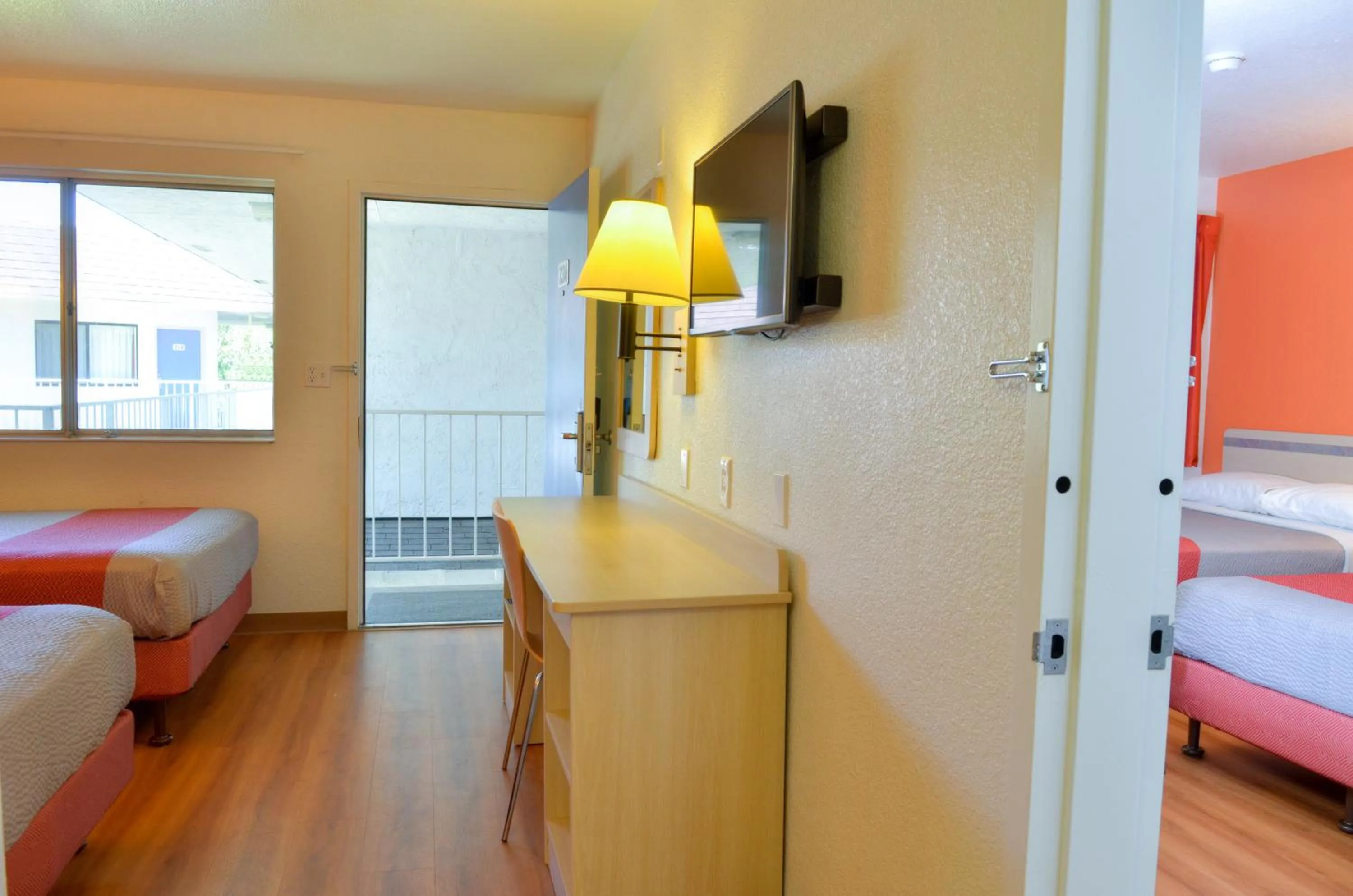 Bedroom, Bed in Motel 6-Santa Nella, CA - Los Banos - Interstate 5