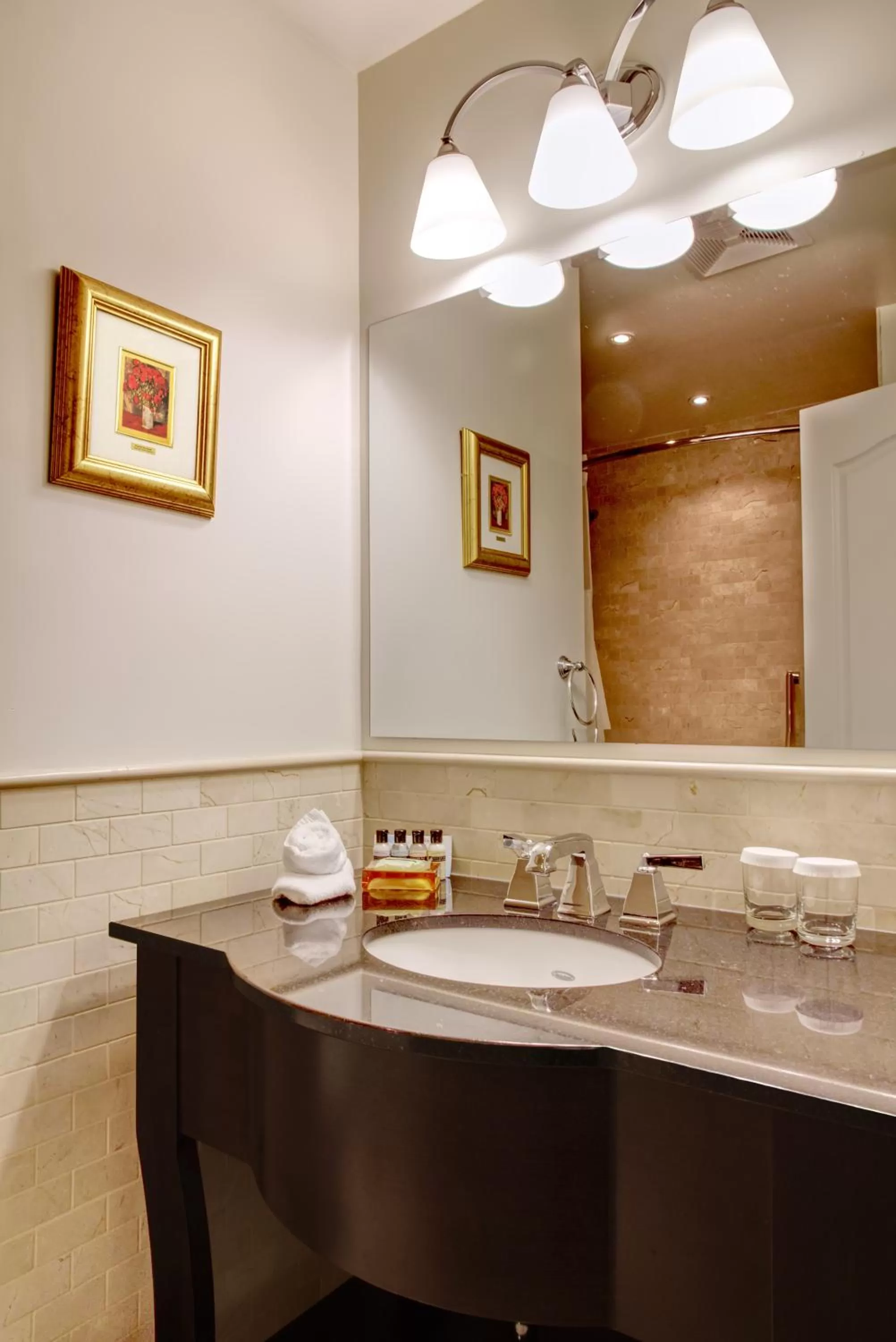 Bathroom in Hotel Manoir D'Auteuil - Par Aneyro