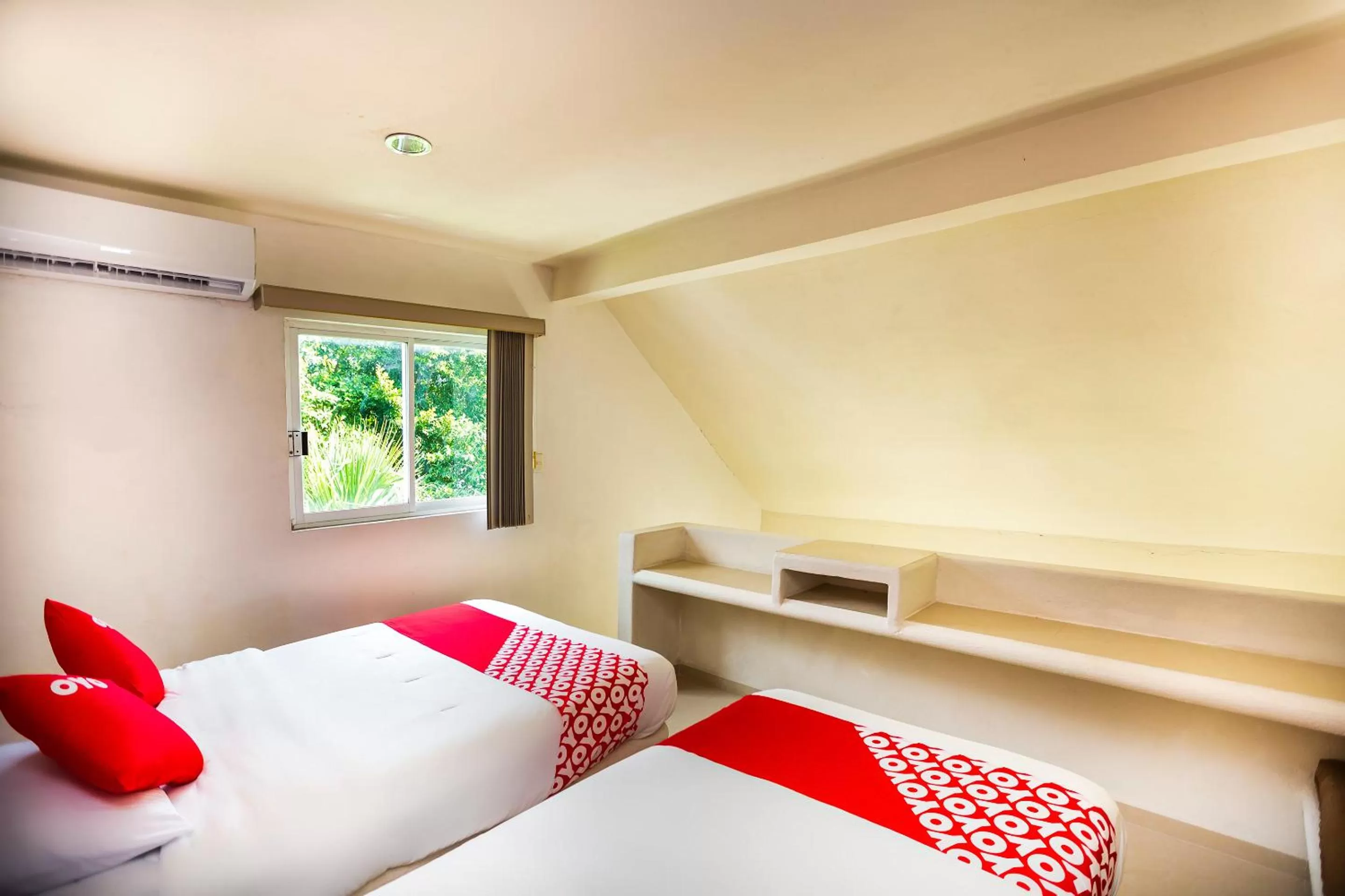 Bedroom, Bed in OYO Hotel Dos Mundos,Aeropuerto Internacional de Cozumel