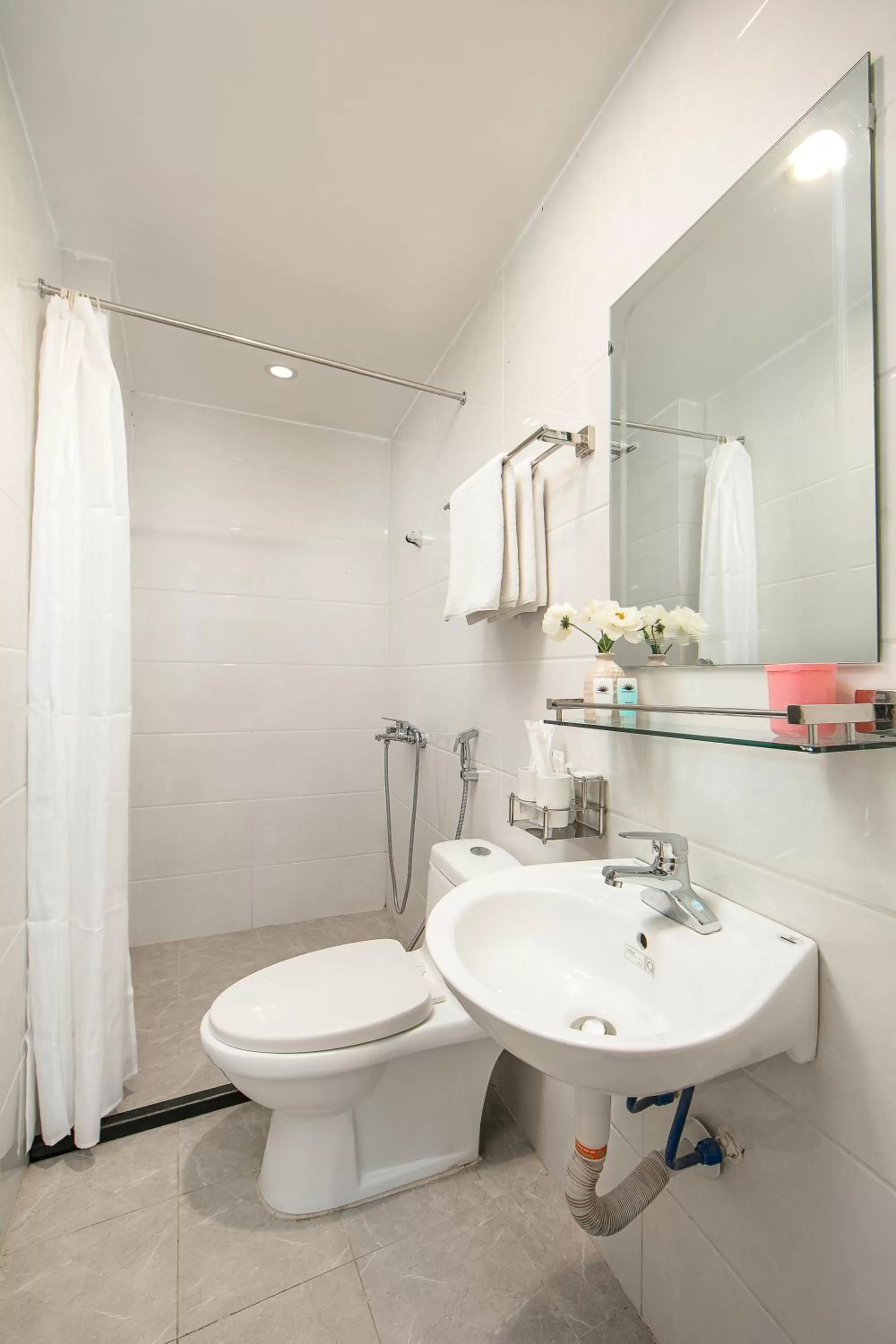 Shower in Queen Cafe Hotel & Pub