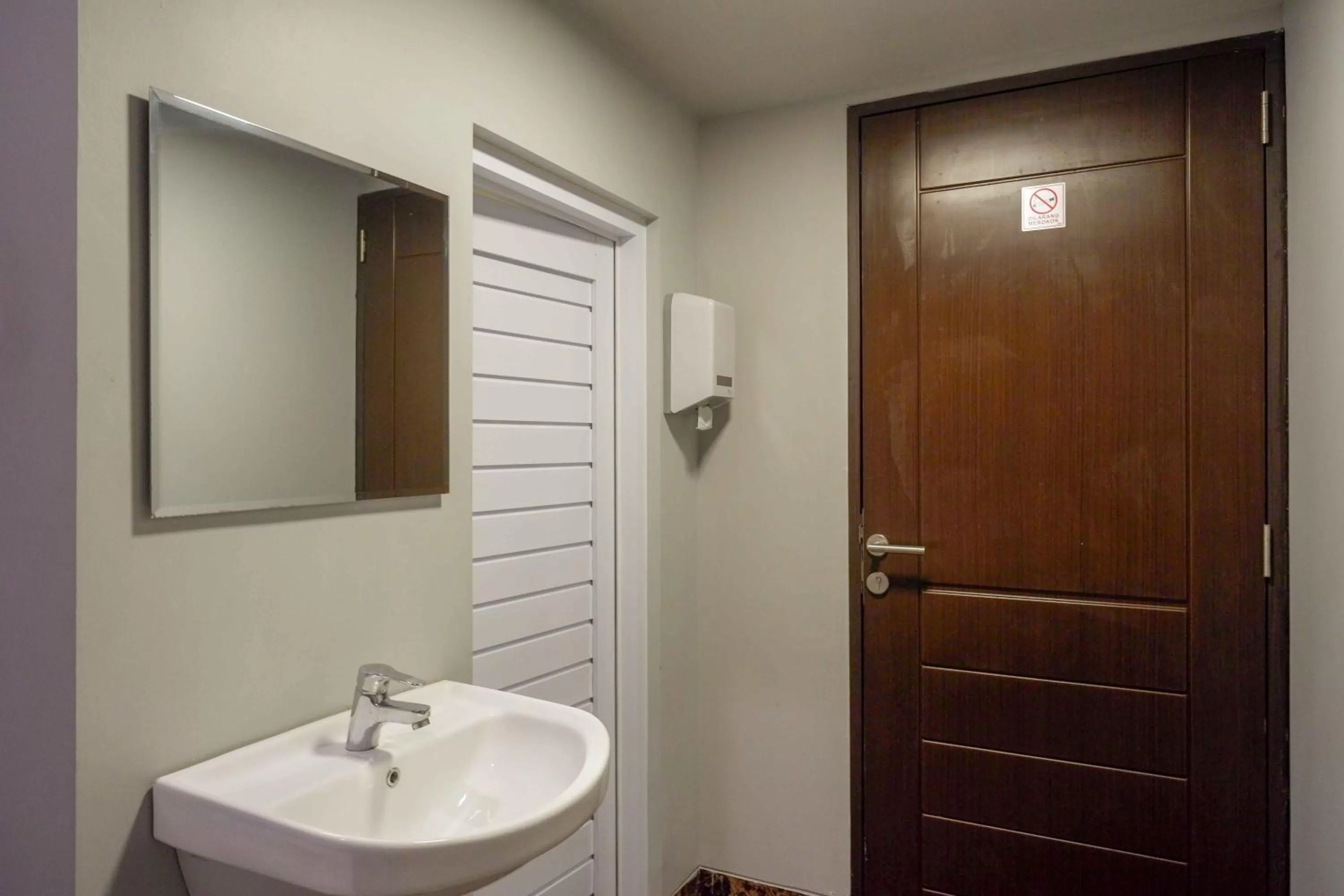 Bathroom in Sans Hotel Empress Simpang Lima