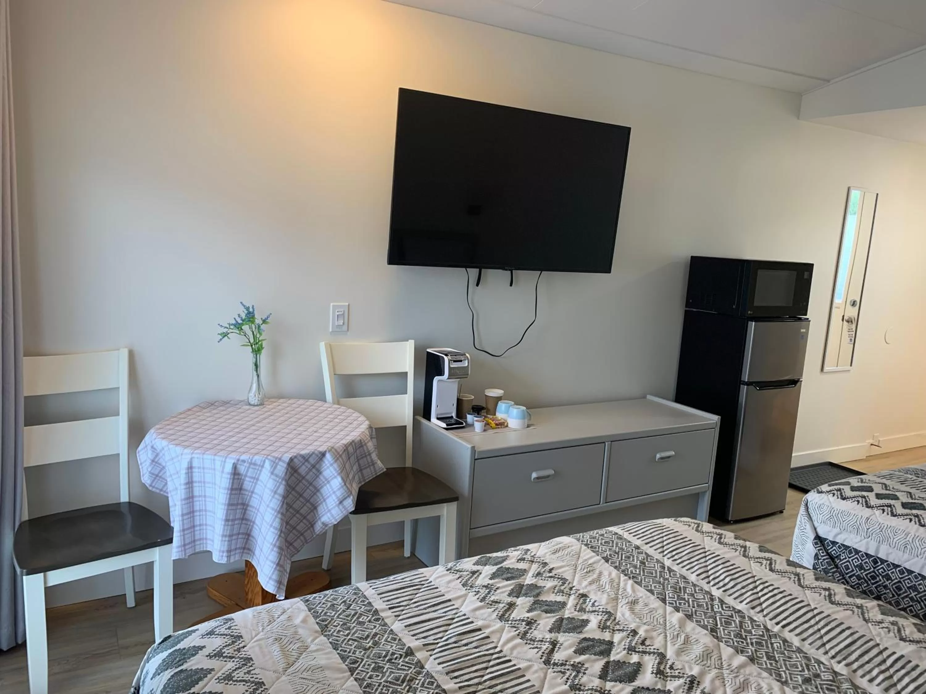 TV and multimedia, Bed in Destination Inn Cache Creek