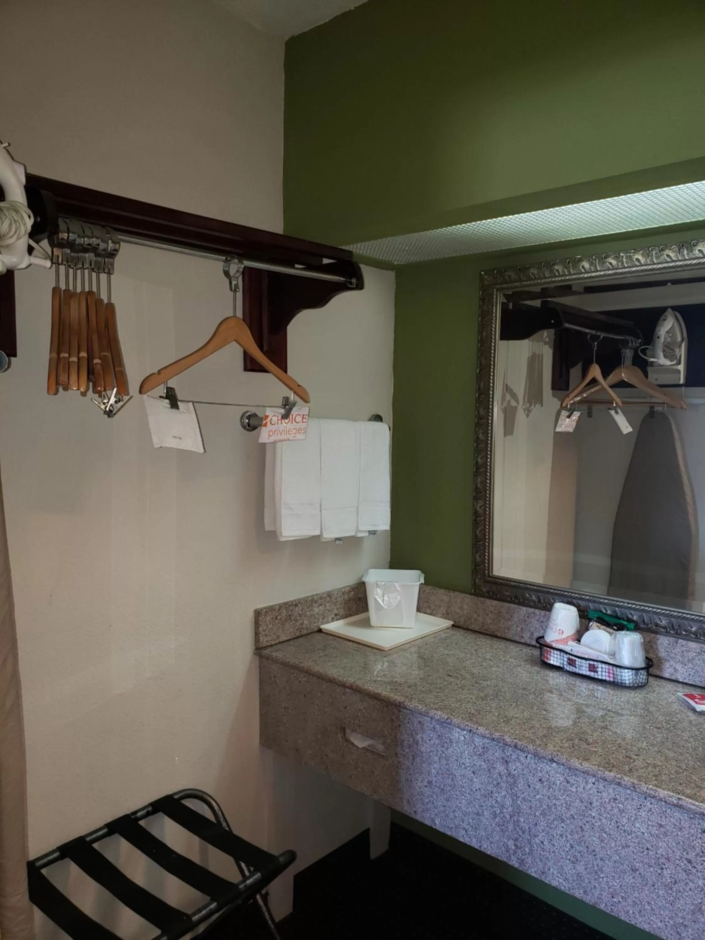 Queen Room - Smoking in Econo Lodge Elizabeth City near University