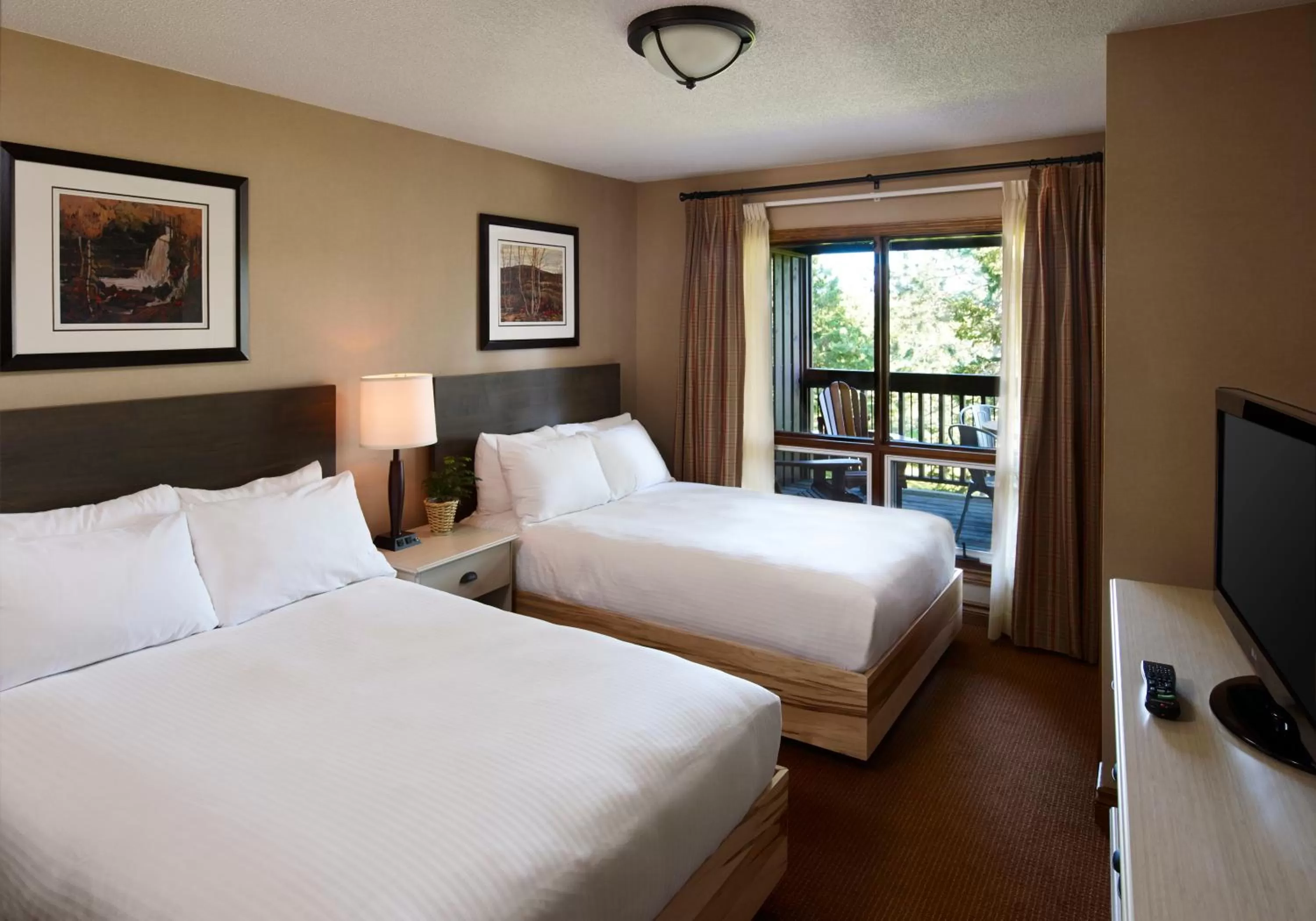 Photo of the whole room, Bed in Deerhurst Resort