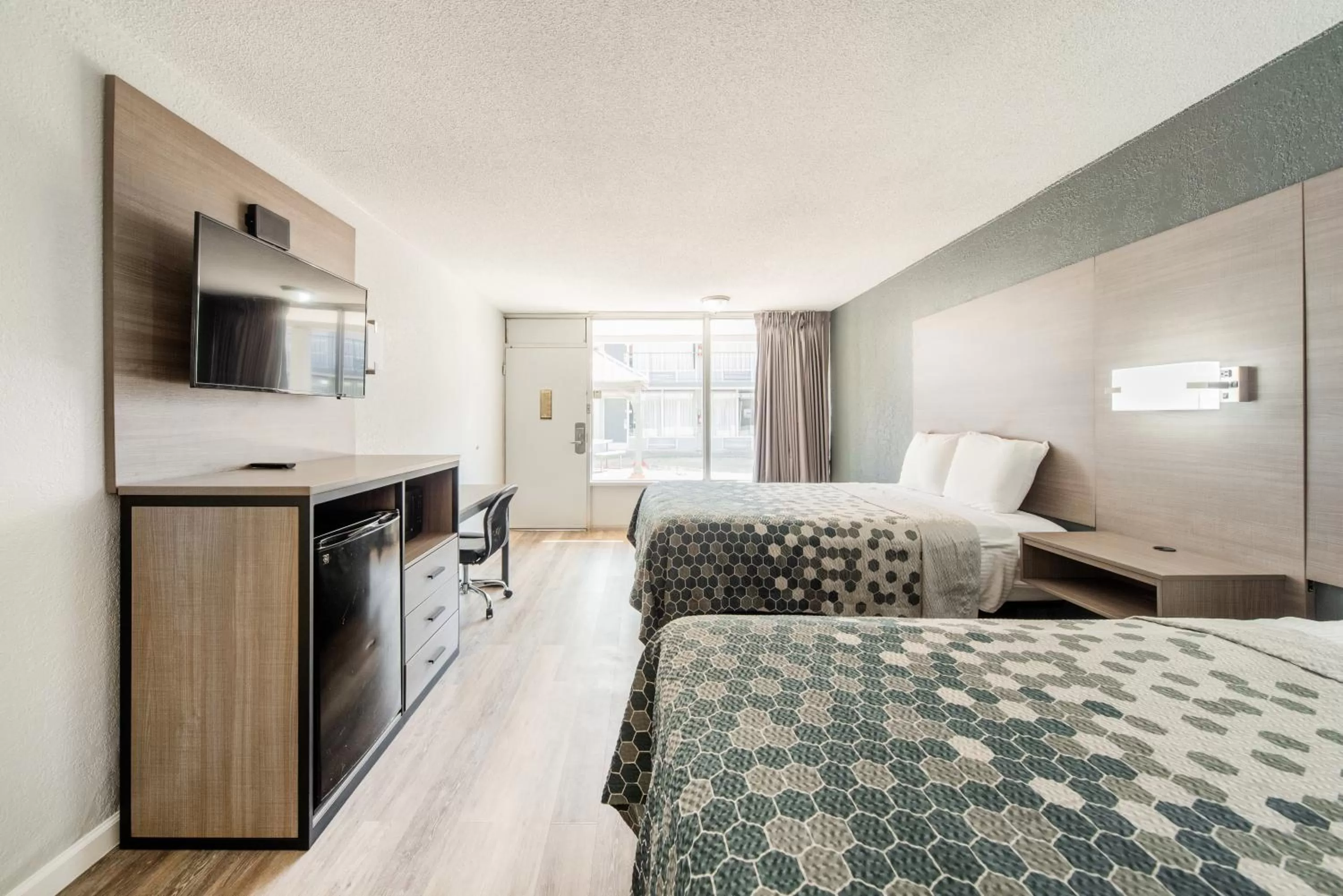 Bed in Econo Lodge Inn & Suites Near Bricktown