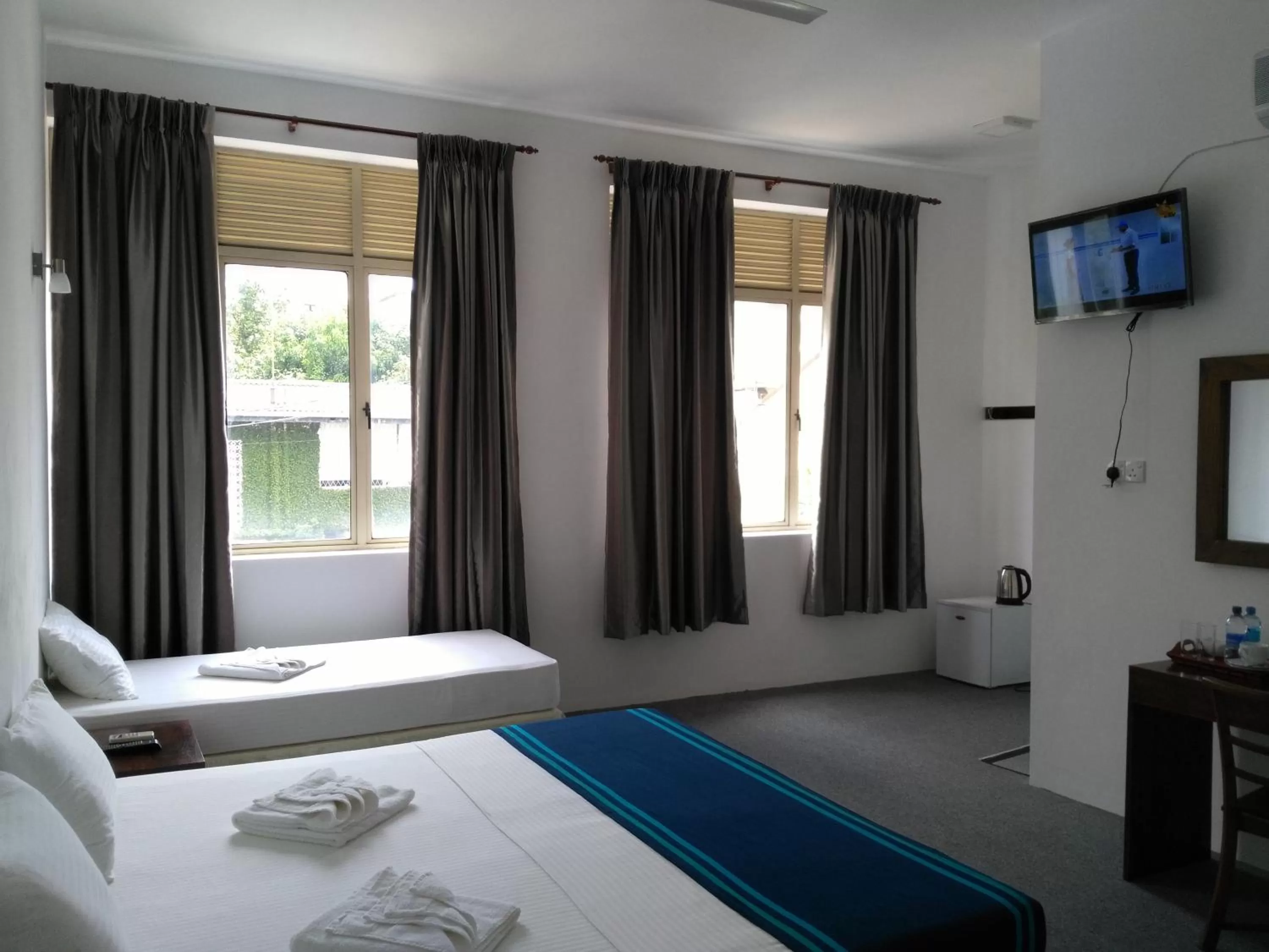 Property building, Bed in West Inn Colombo