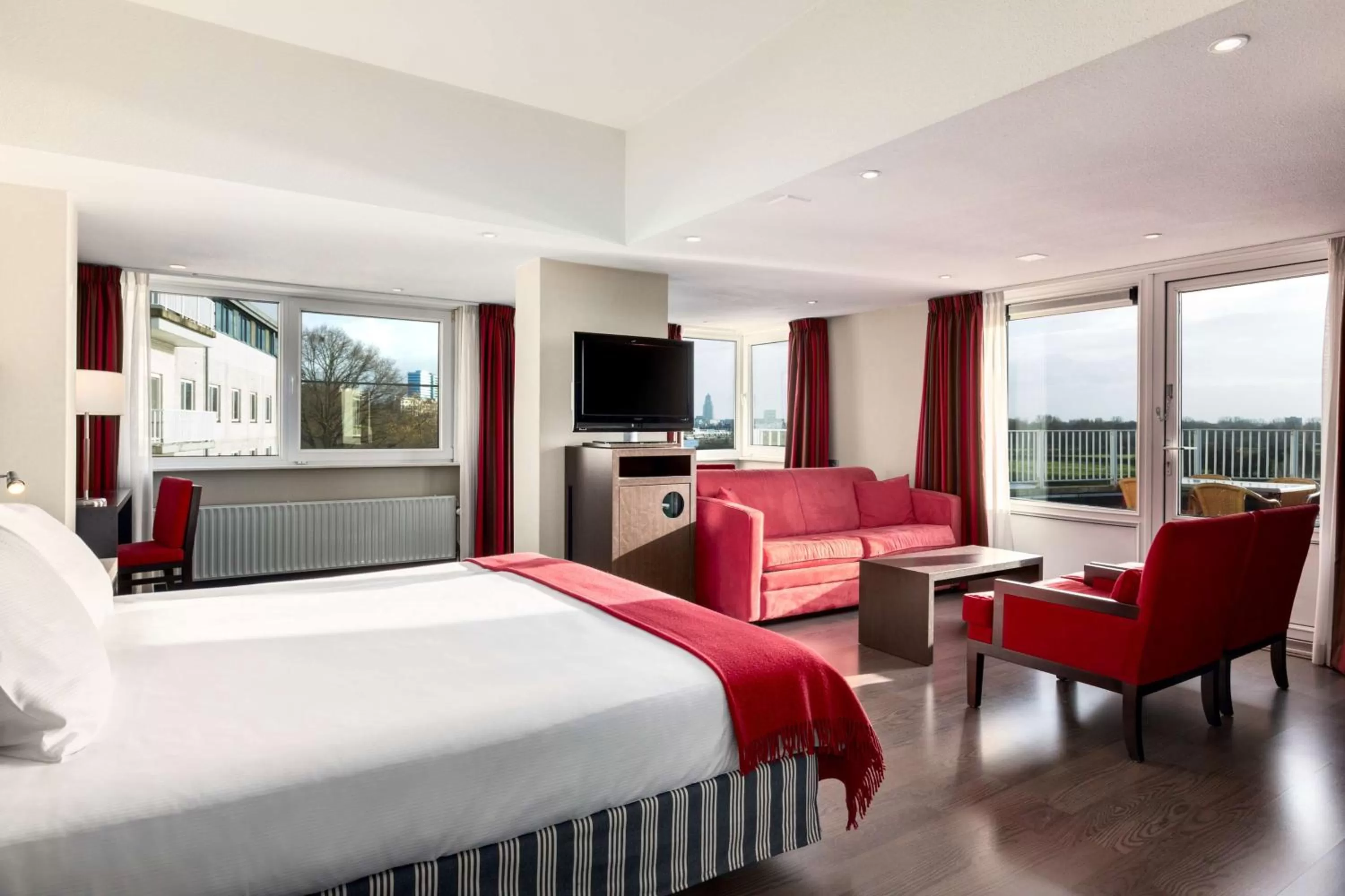 Photo of the whole room in NH Arnhem Rijnhotel