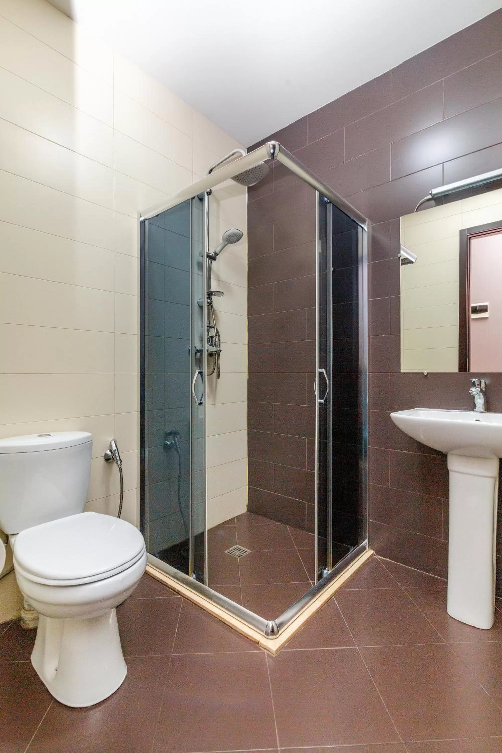 Shower in Hotel Marlyn