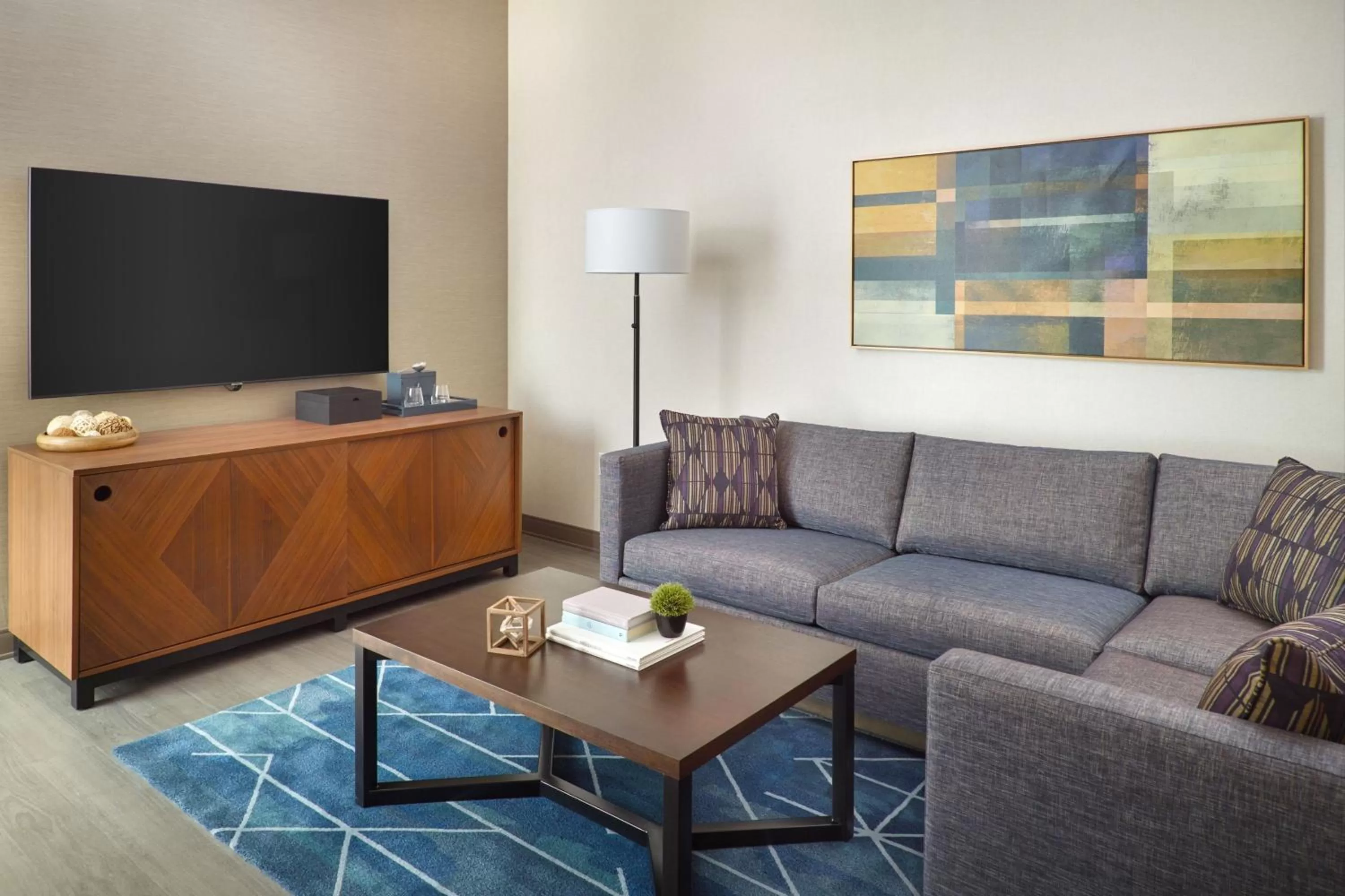 Living room in Marriott Knoxville Downtown