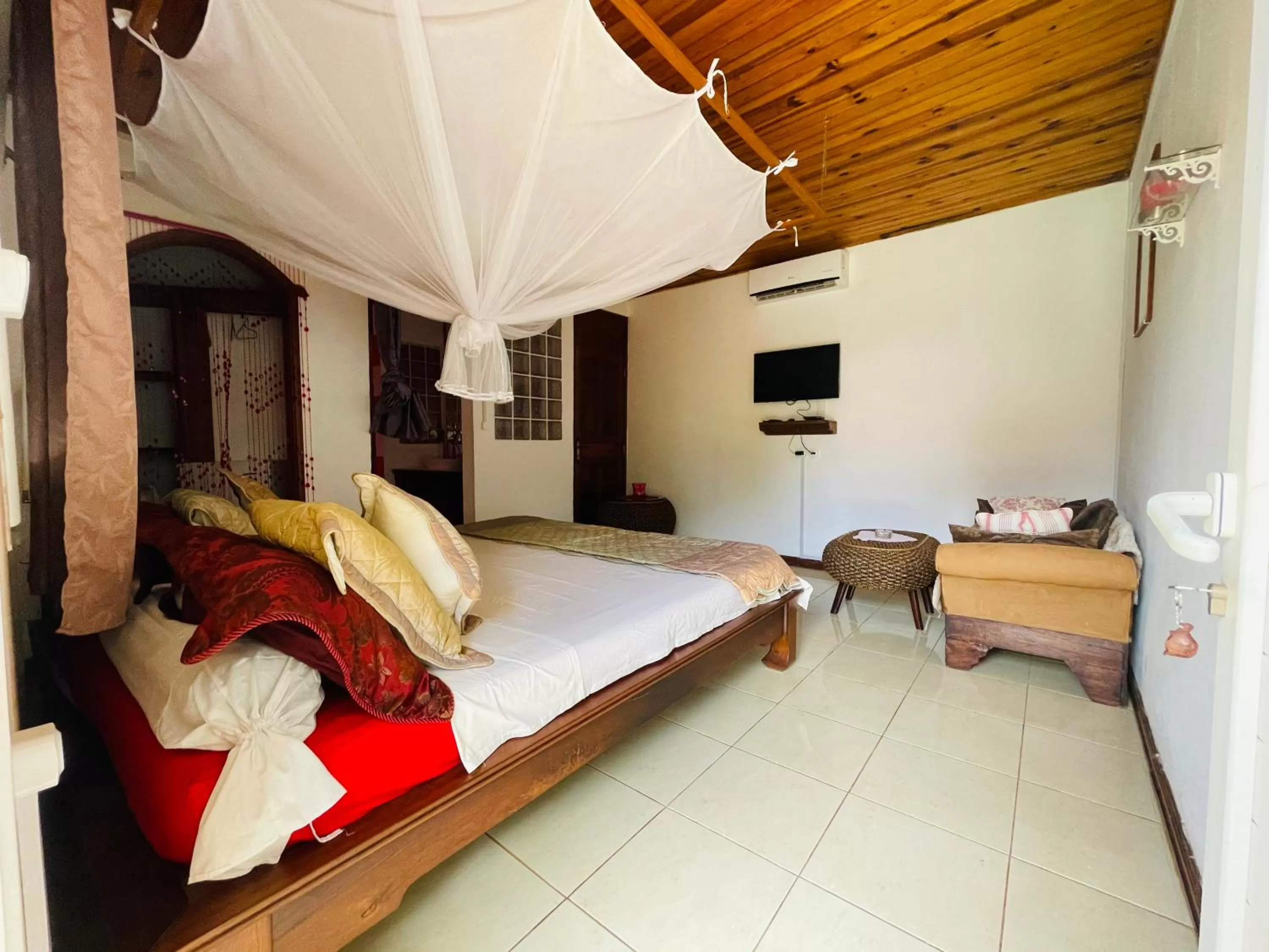 Bed in Régina Lodge Diégo Suarez Madagascar