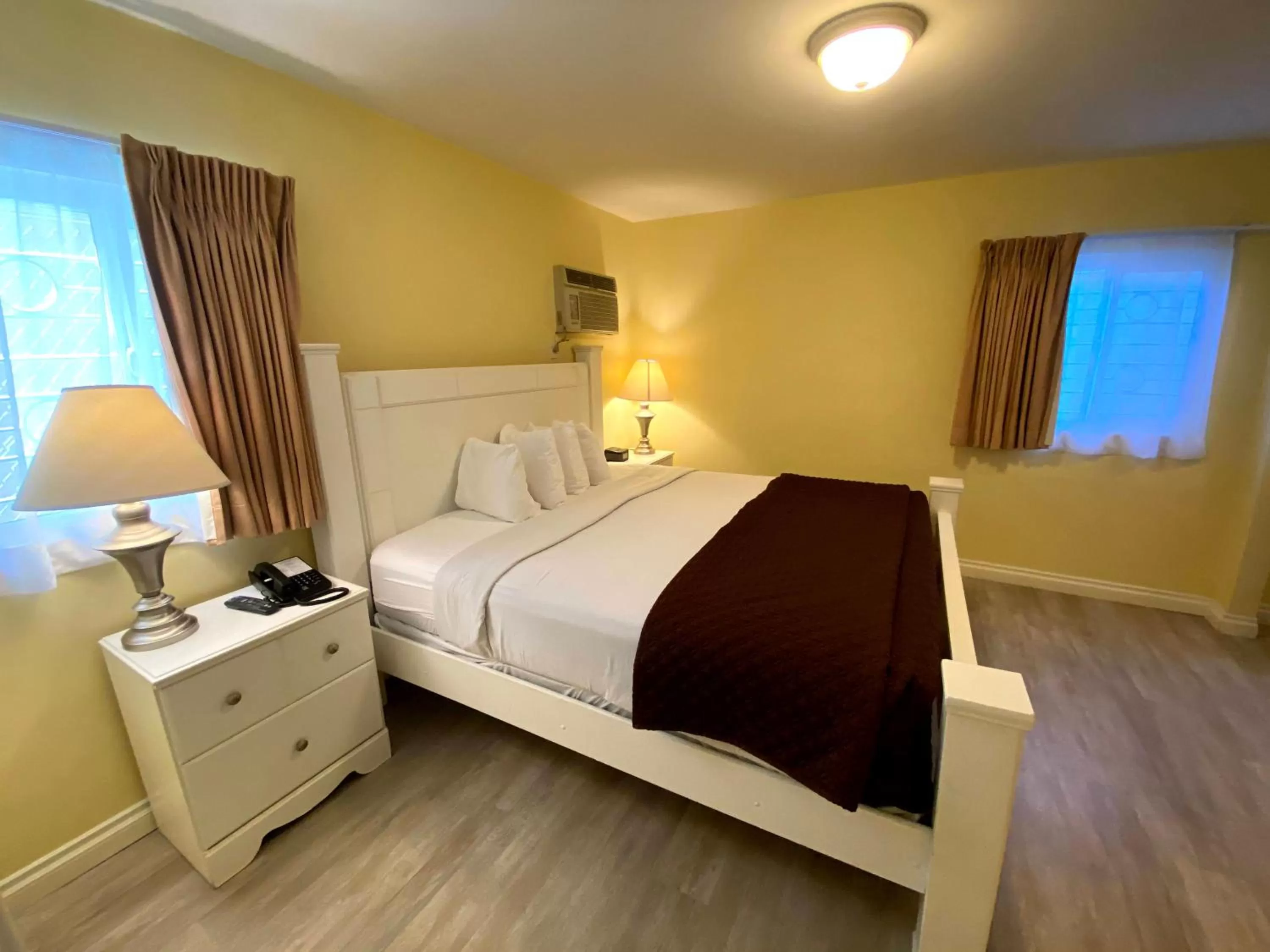 Bed in Hollywood Celebrity Hotel