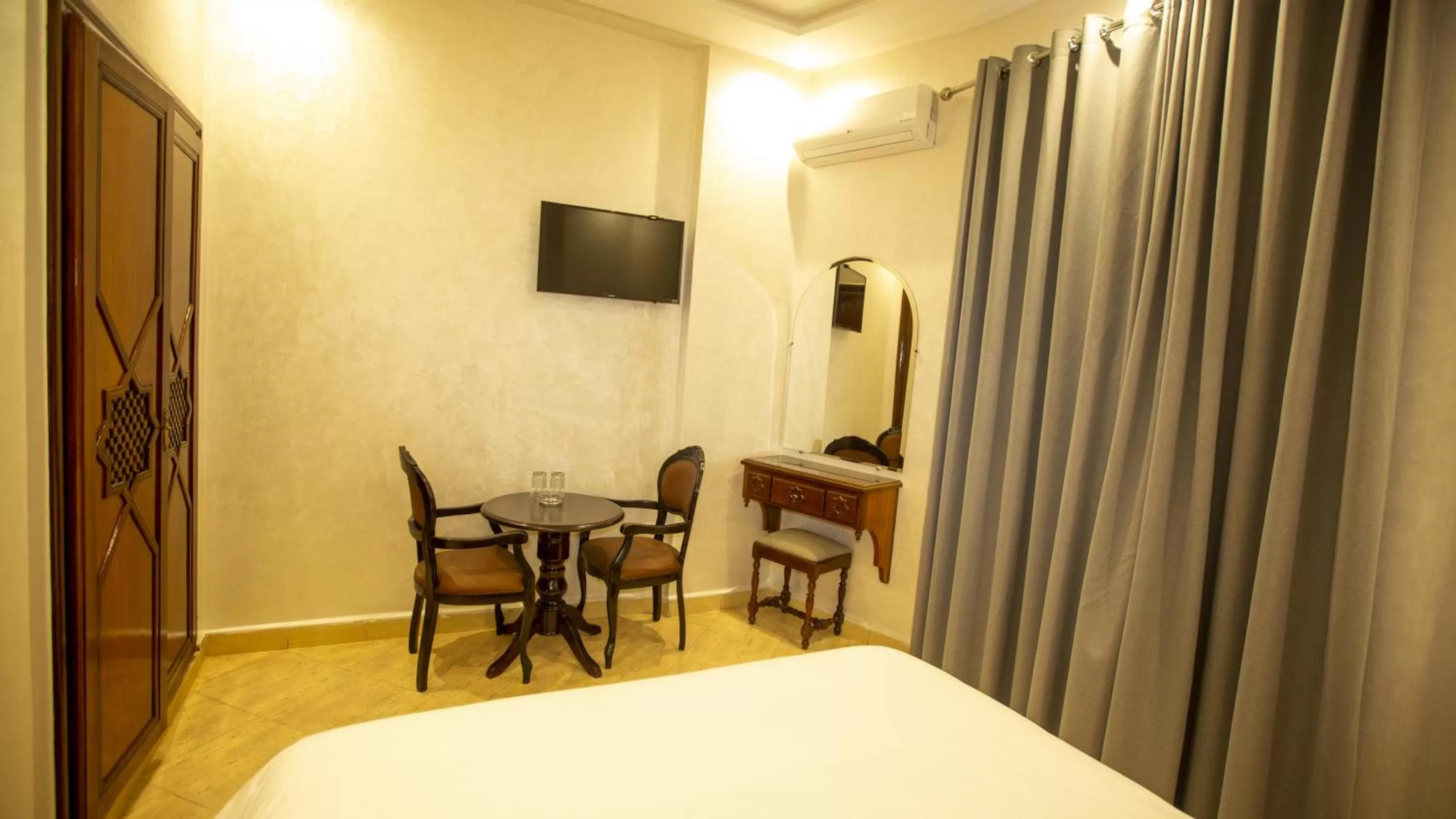 TV and multimedia, Bed in Hotel de paris