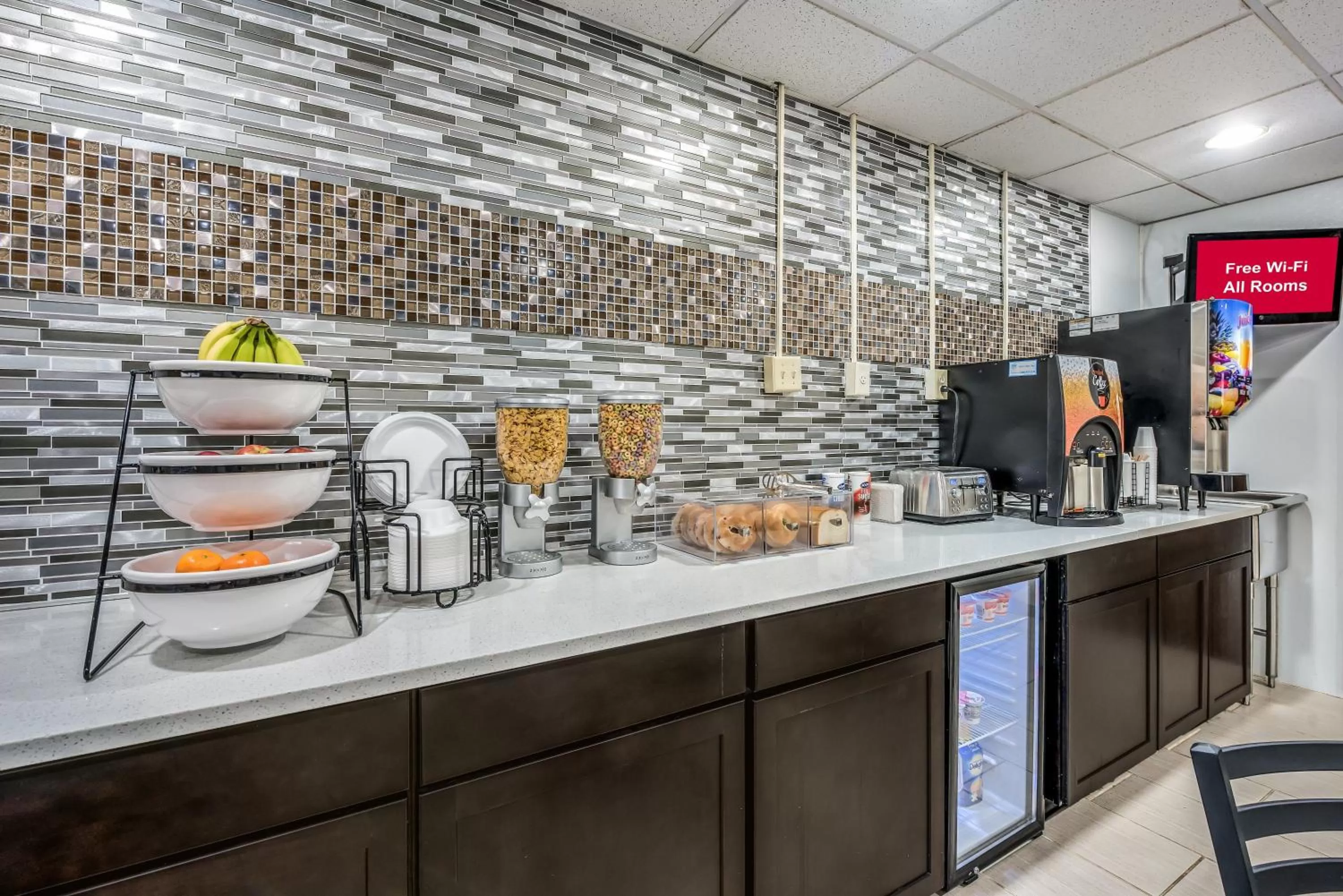 Restaurant/places to eat in Red Roof Inn & Suites Wapakoneta