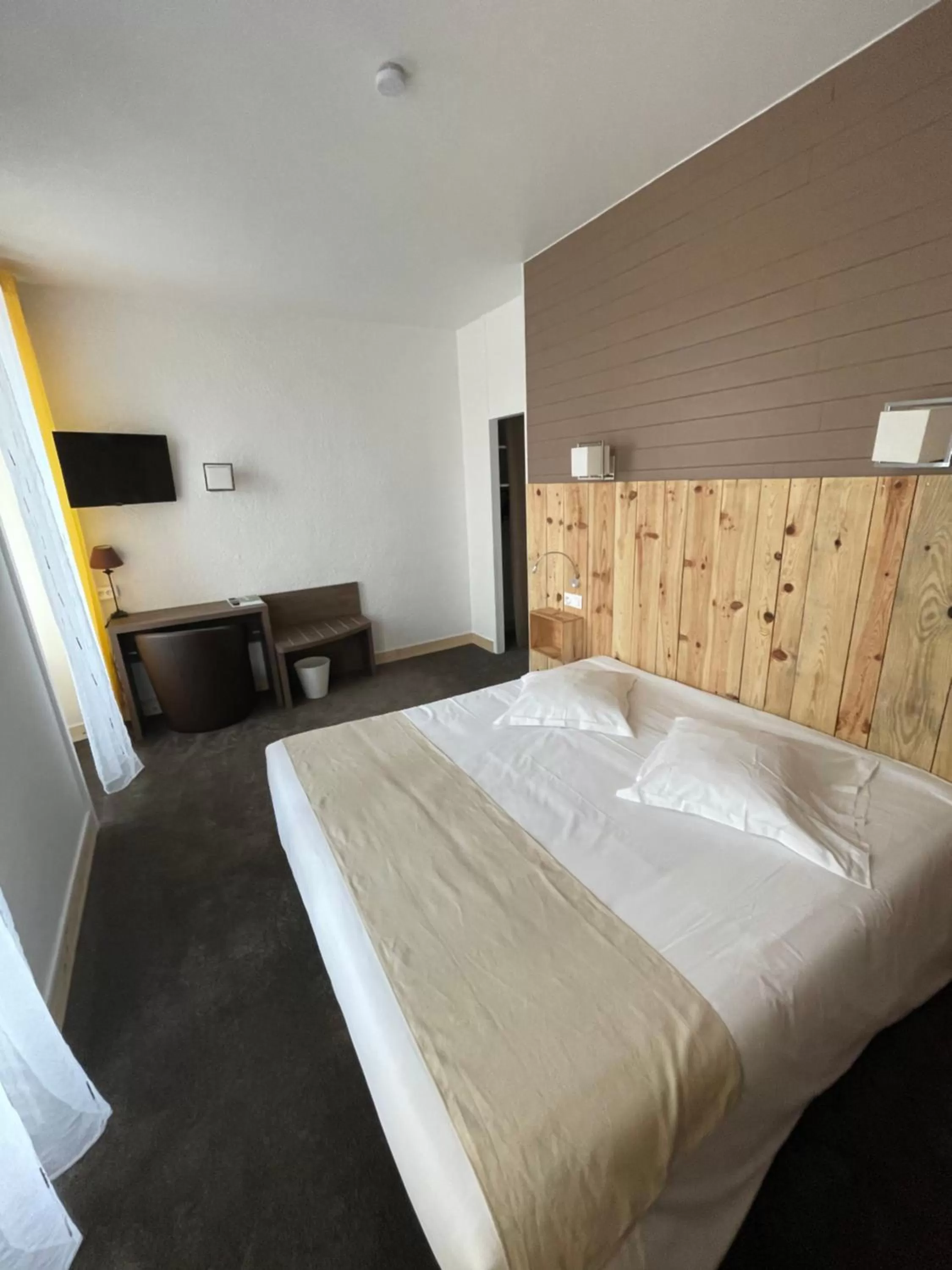 Bed in Hôtel Restaurant de l'Ecu