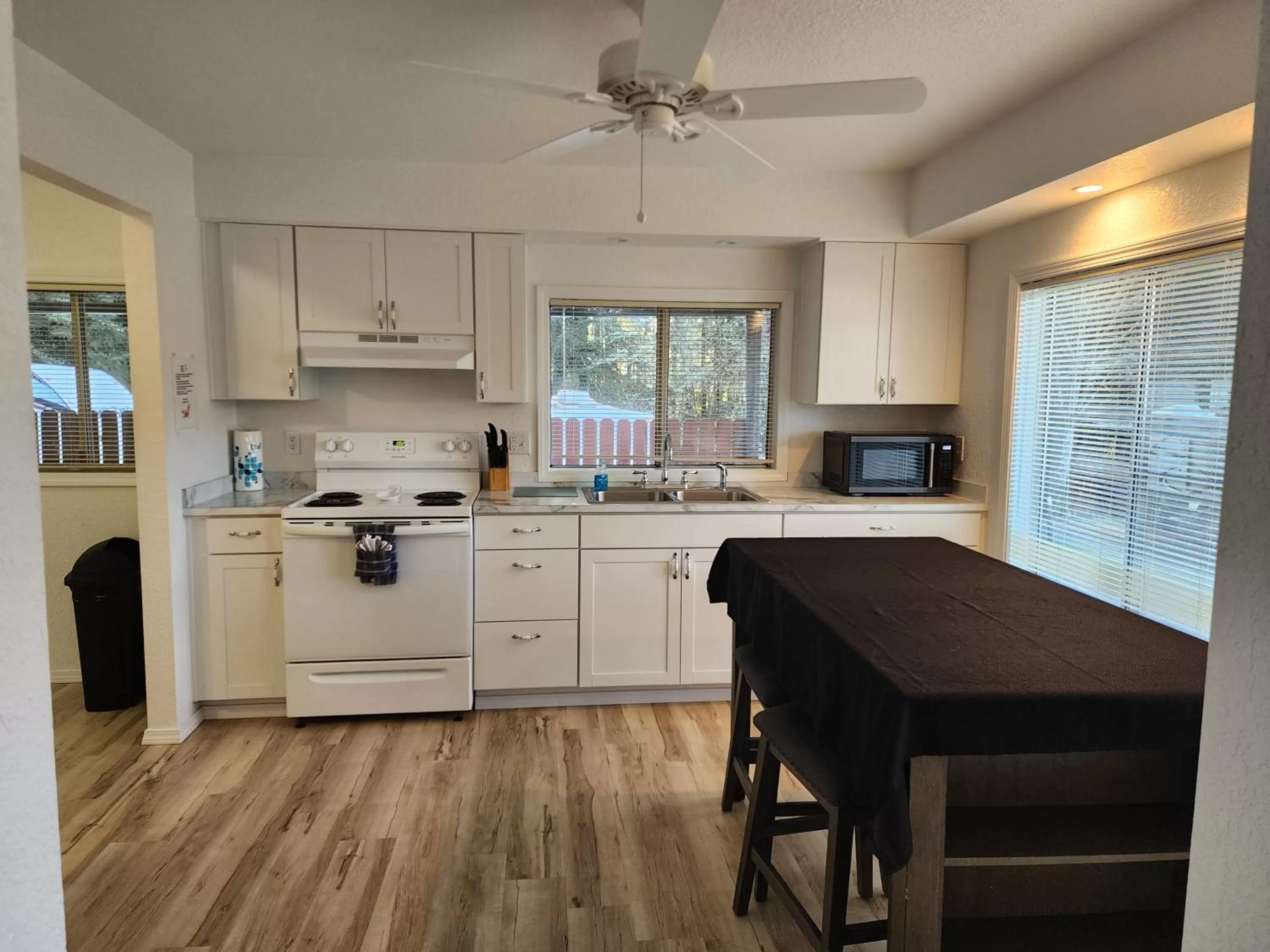 Kitchen or kitchenette in Plainview Motel