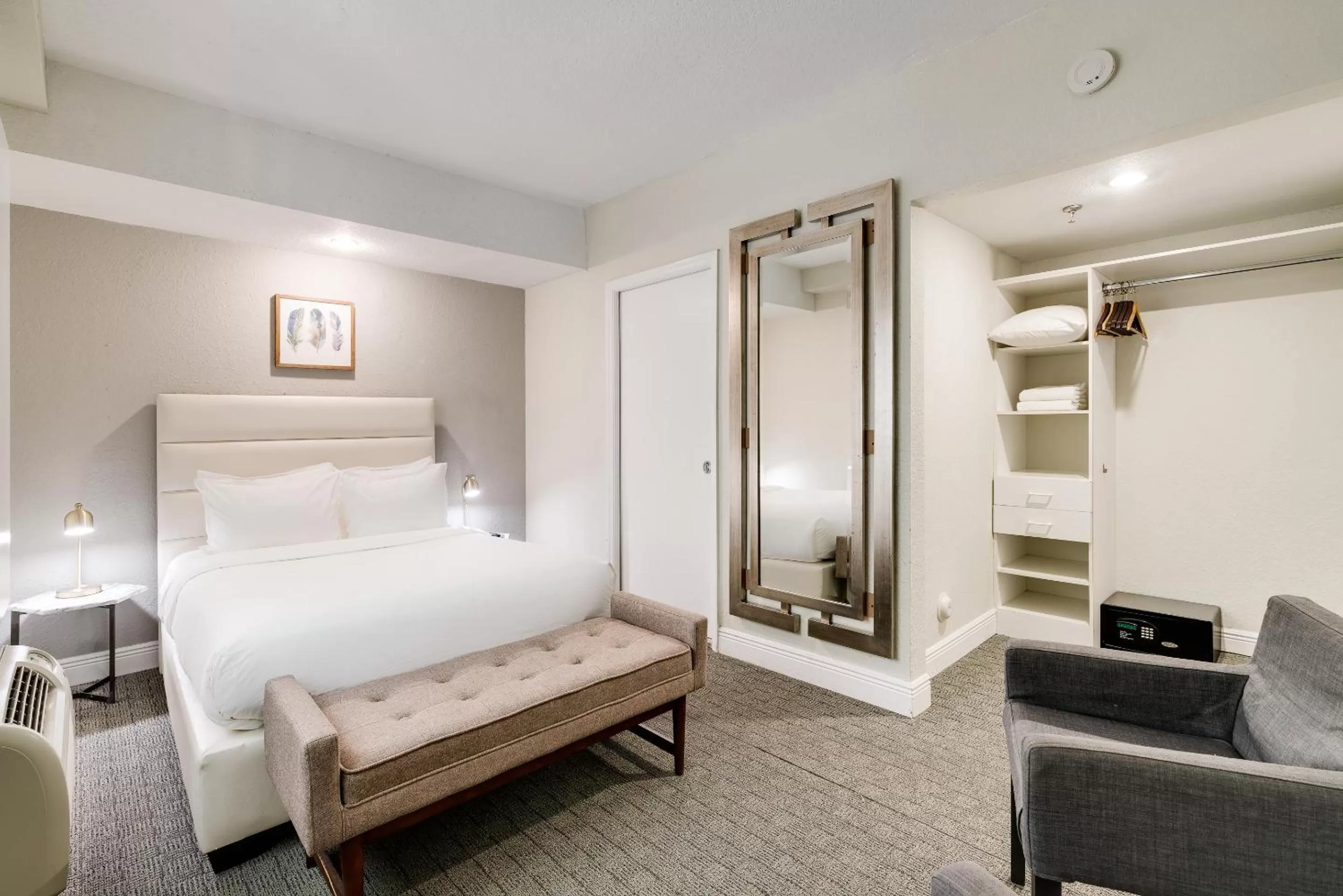 Bedroom, Bed in Crest Hotel Suites