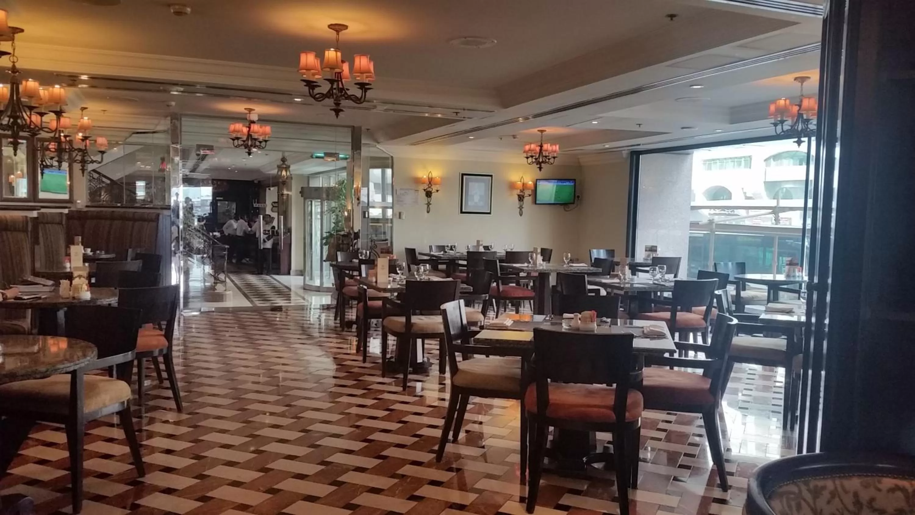 Restaurant/places to eat in Sheraton Khalidiya Hotel