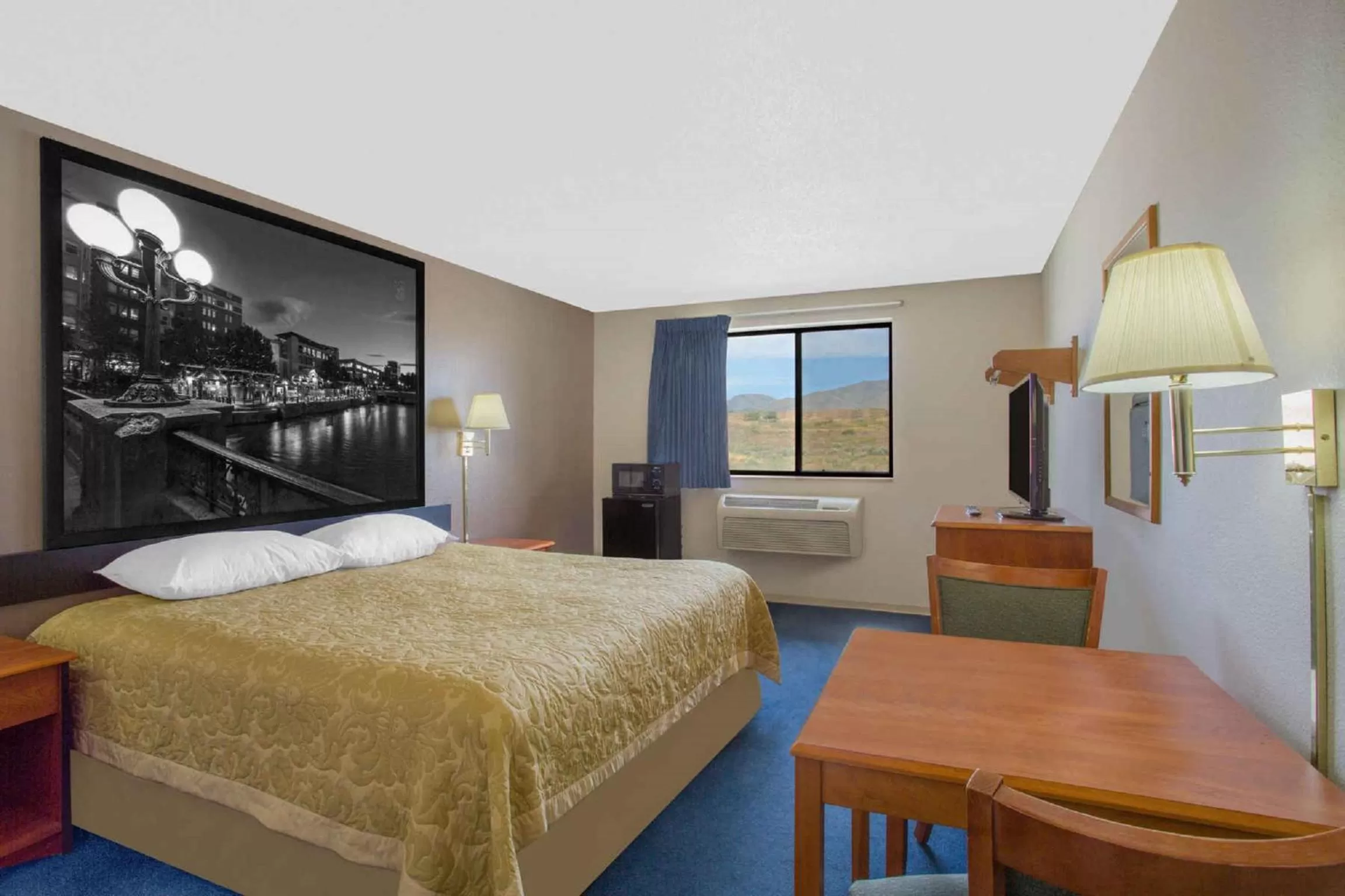 Photo of the whole room, Bed in Super 8 by Wyndham Winnemucca NV