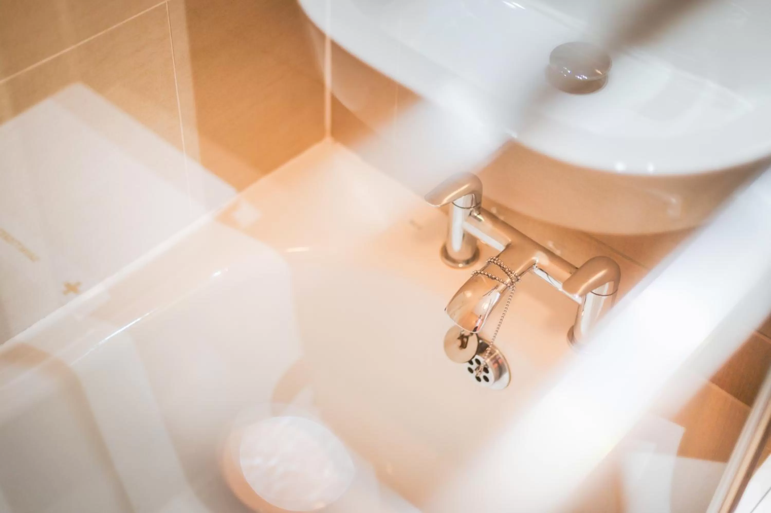 Bathroom in The Knight Residence by Mansley