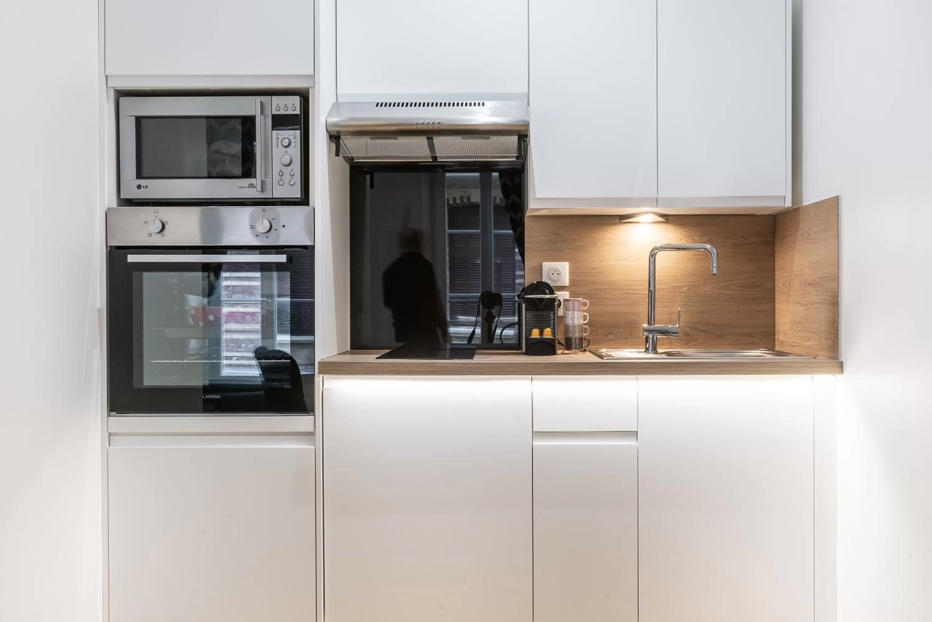 Kitchen or kitchenette in TOWNHOUSE TROUVILLE - Appart'Hotel & Studios