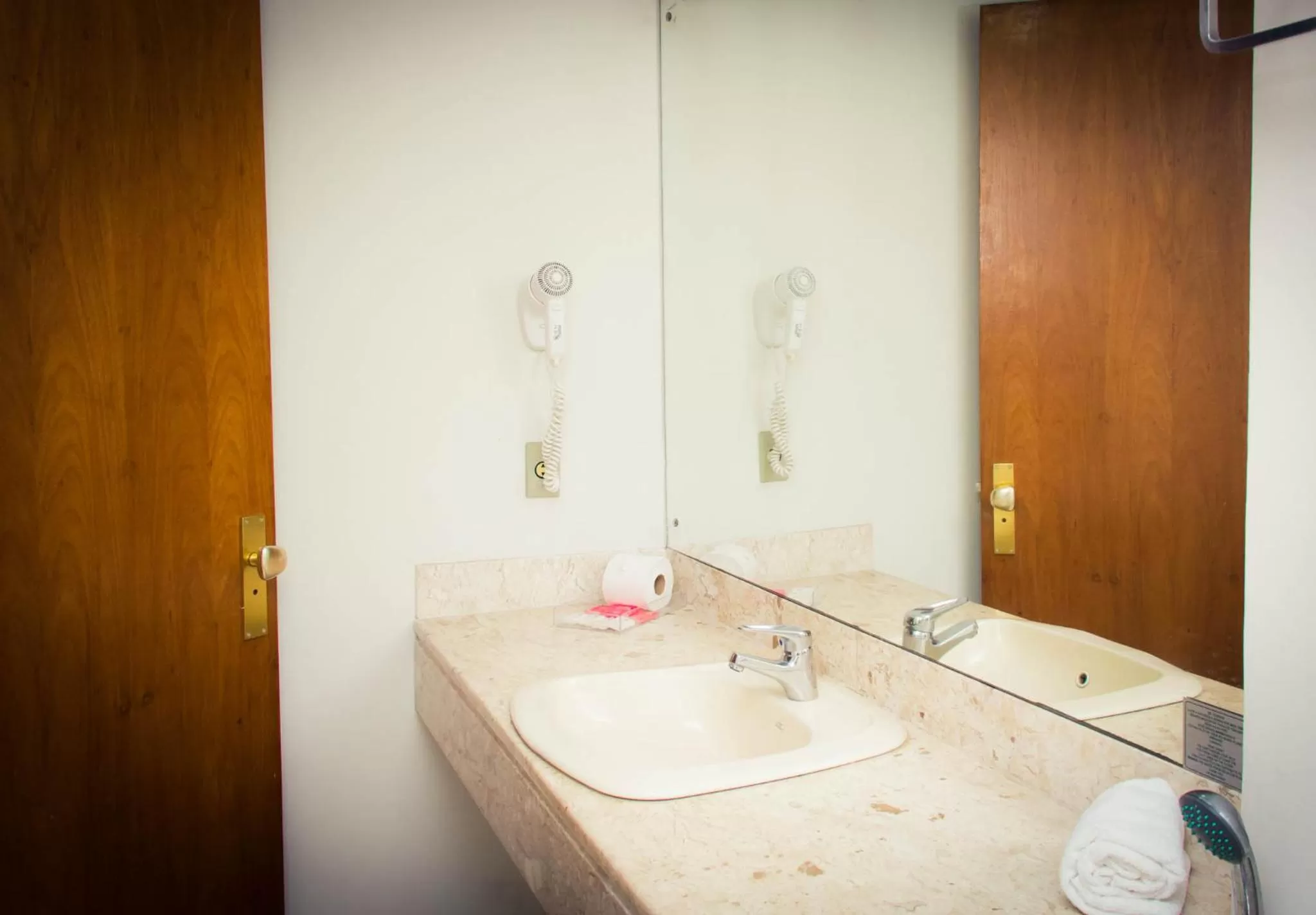 Bathroom in Embaixador Hotel & Centro de Eventos by Fast10