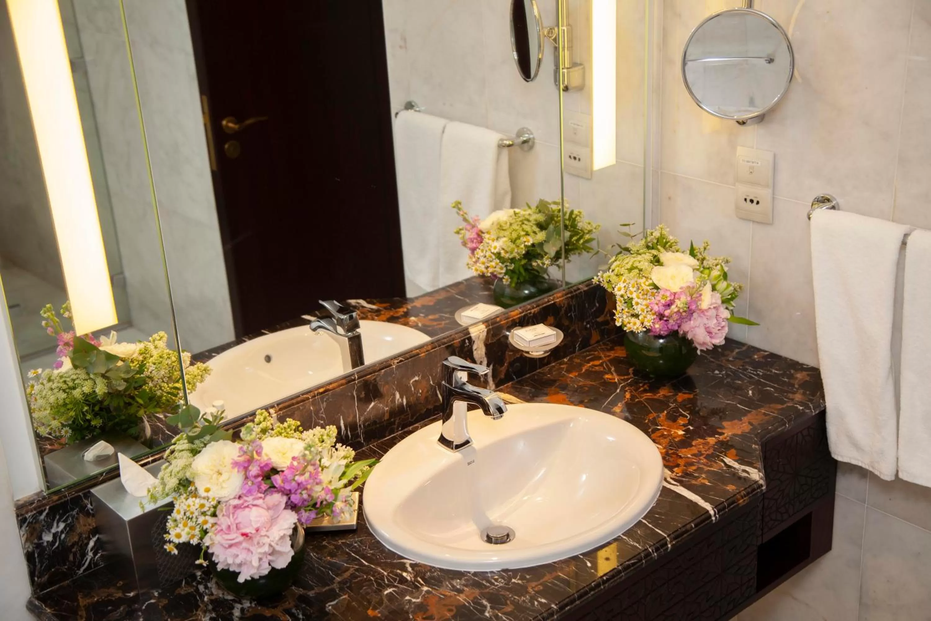 Shower in Bab Al Qasr Hotel