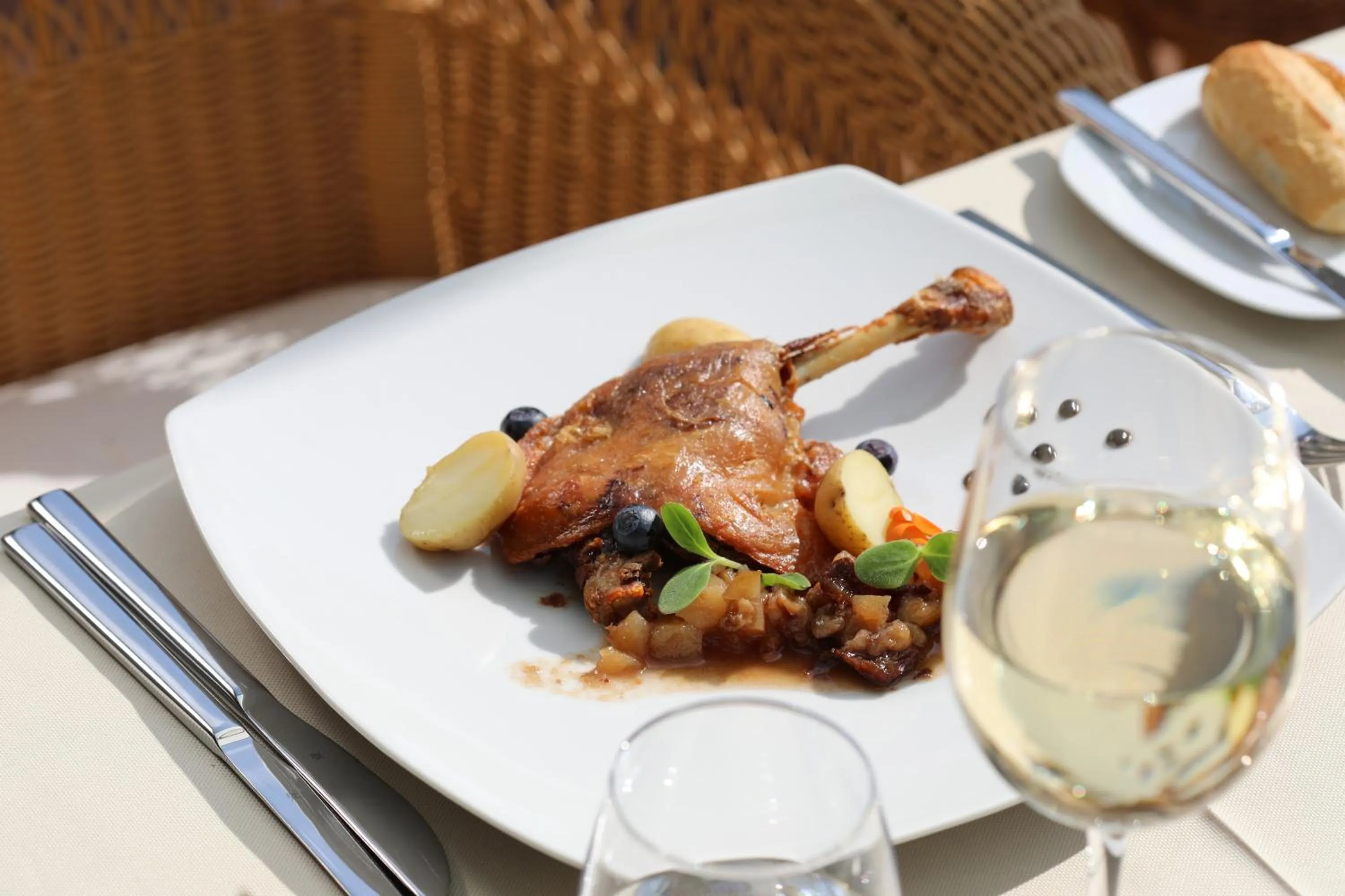 Food and drinks in Mon Port Hotel & Spa