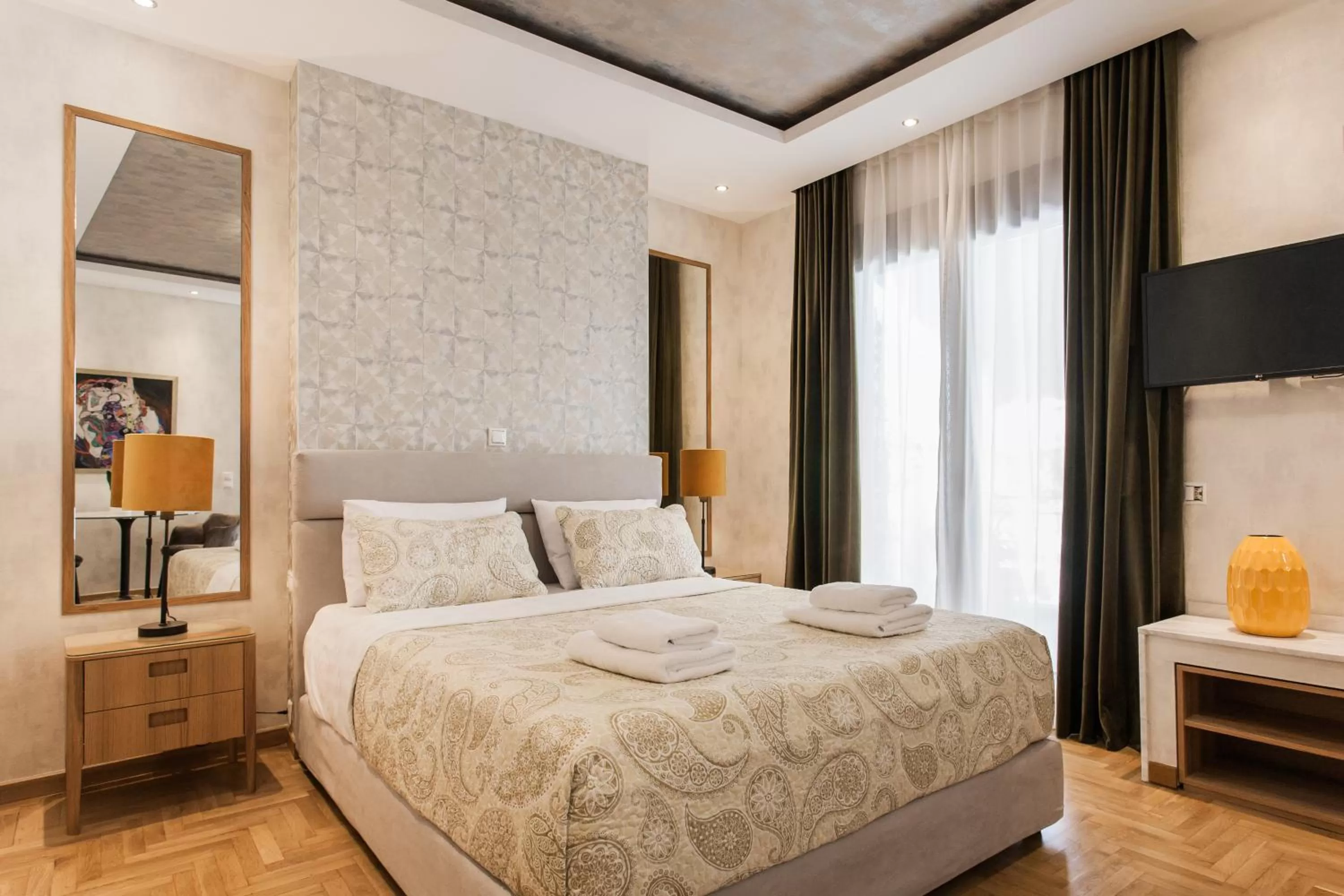 Bed in Nicholas Point Apartments and Rooms