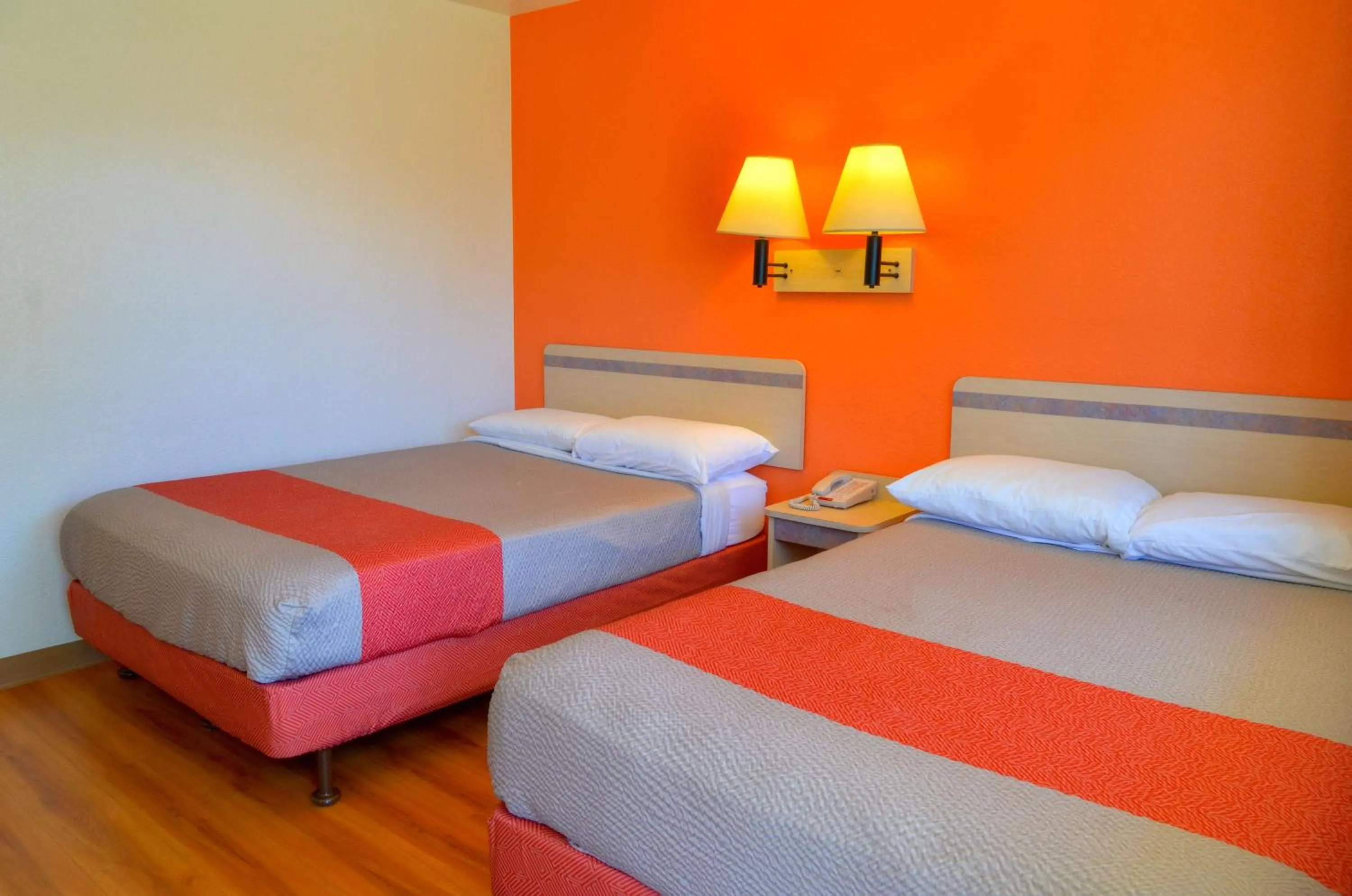 Photo of the whole room, Bed in Motel 6-Santa Nella, CA - Los Banos - Interstate 5