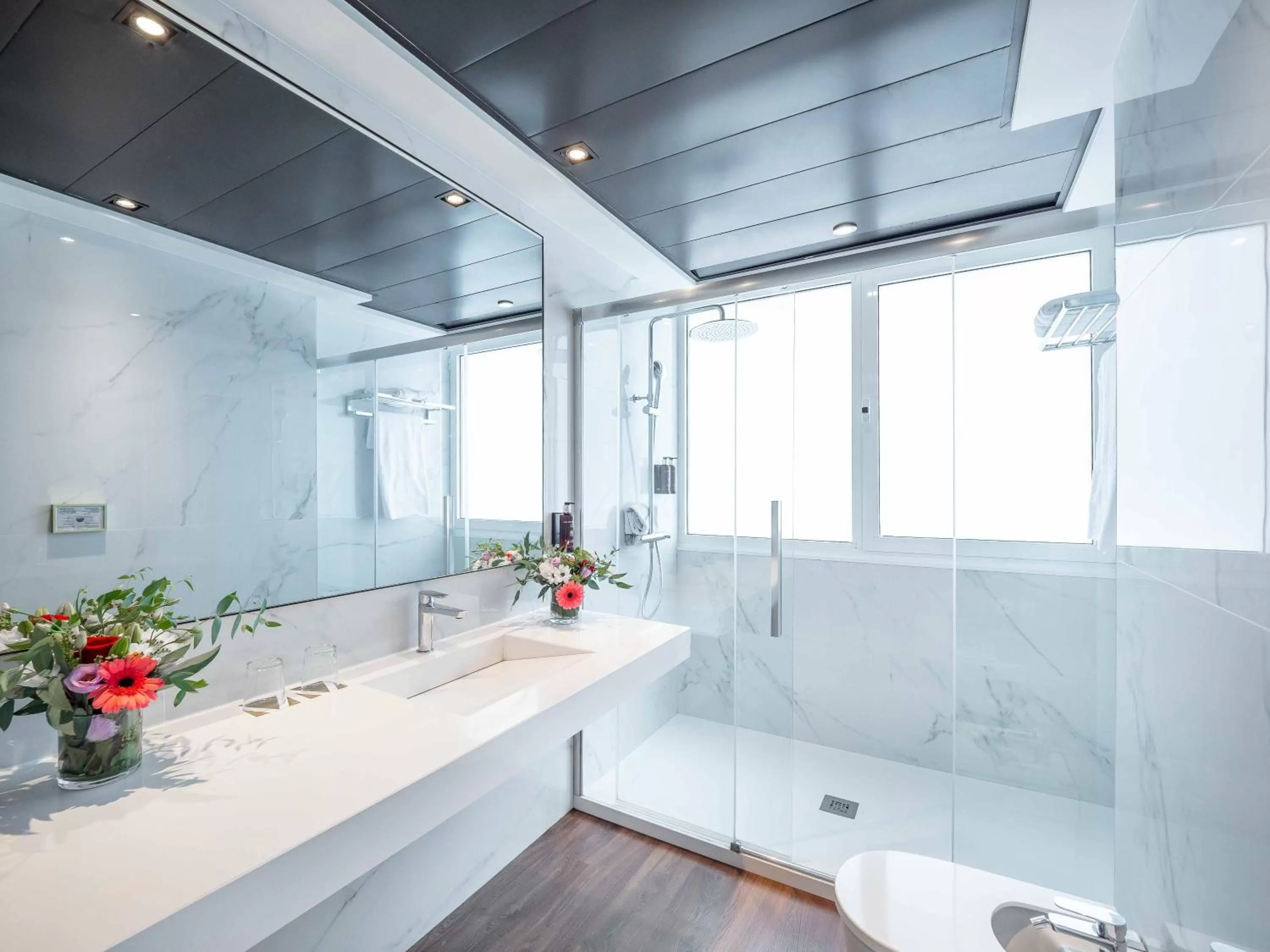 Shower in Vilana Hotel Boutique