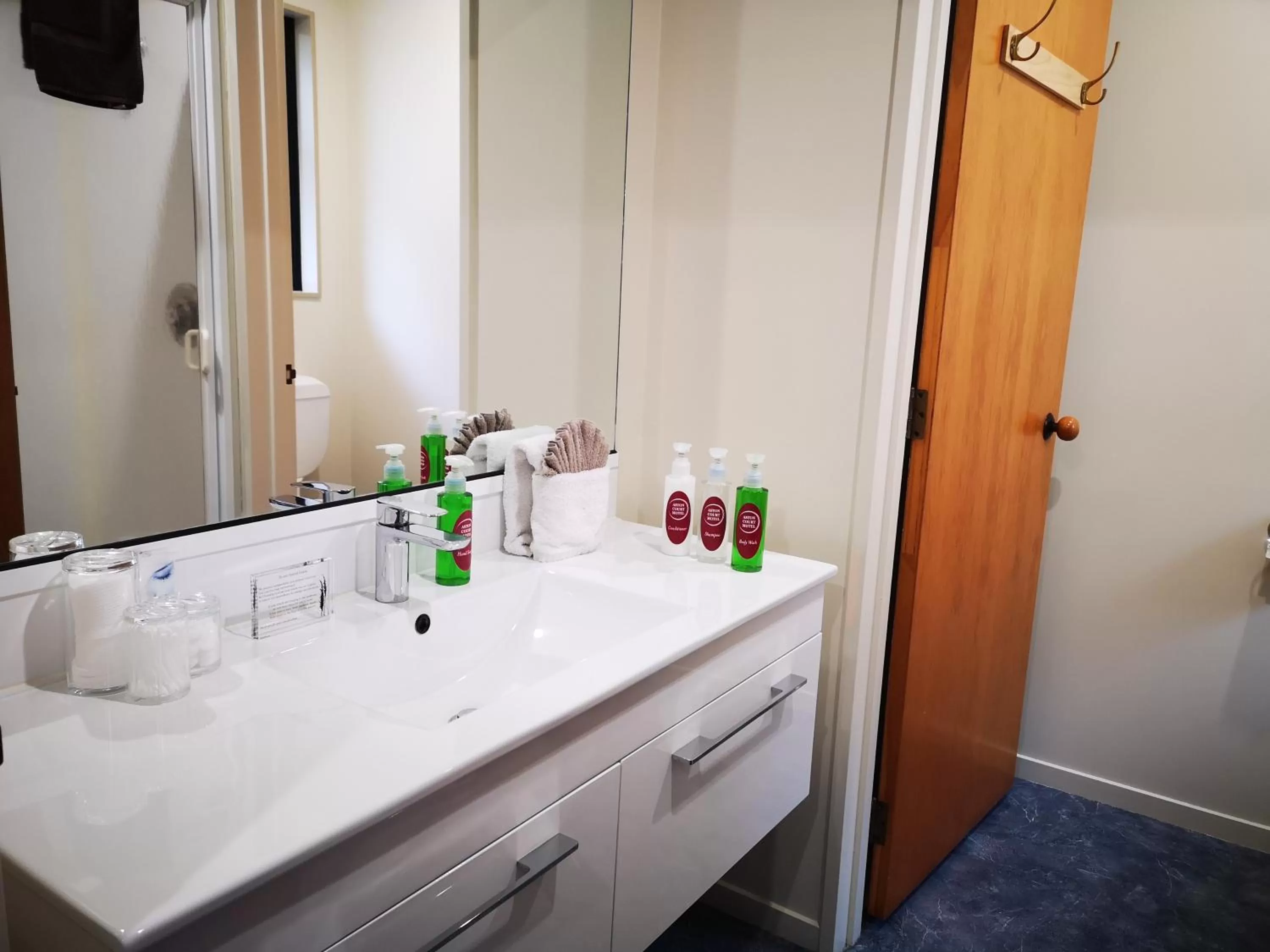 Bathroom in Aston Court Motel