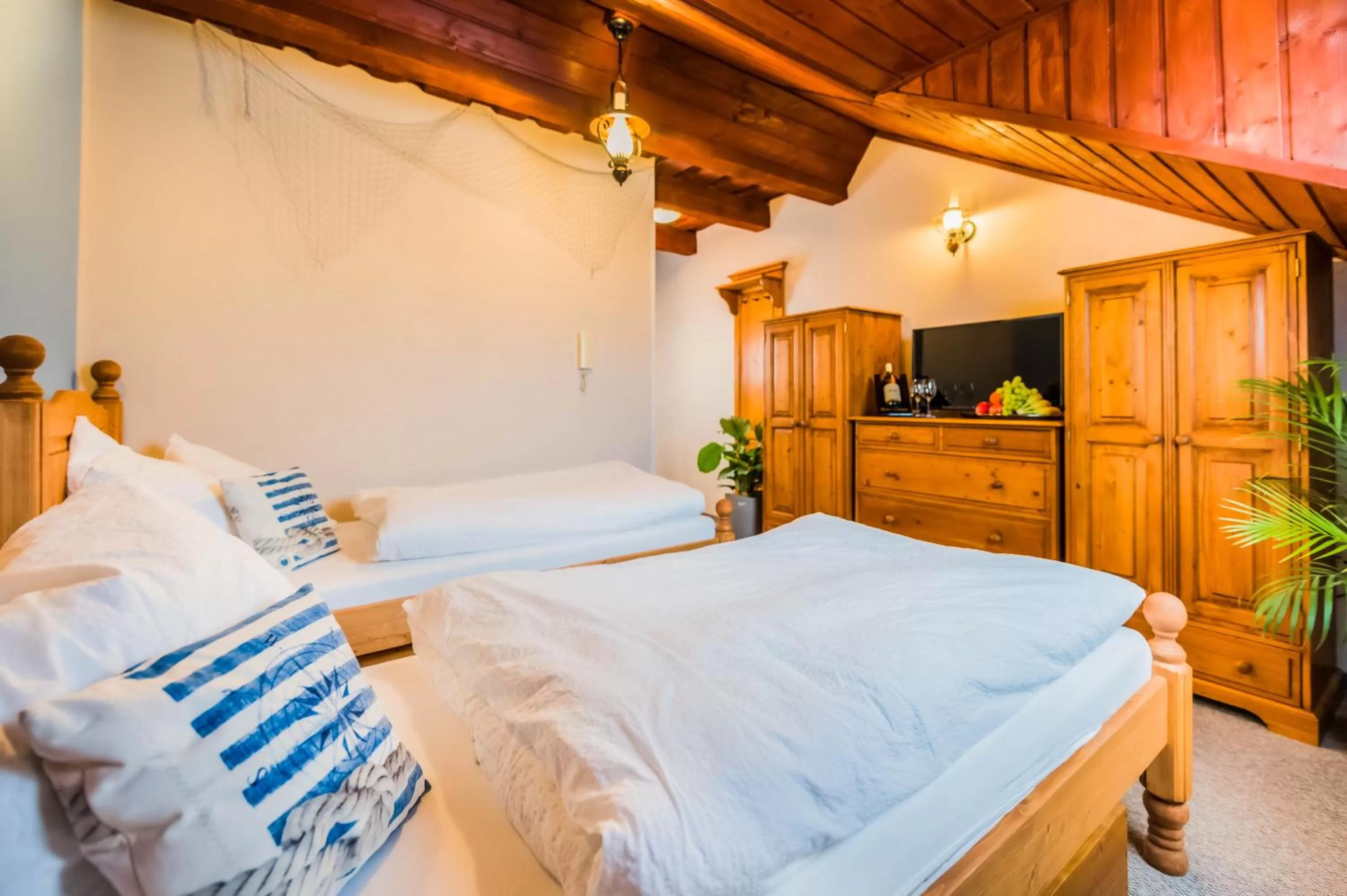 Photo of the whole room, Bed in La Port